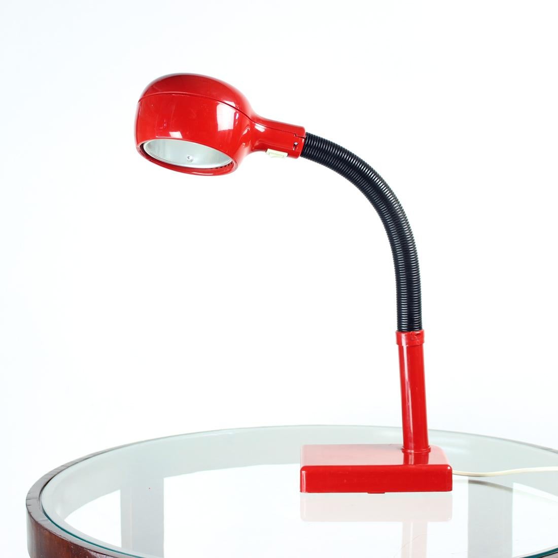 Mid-Century Modern Lampe de table rouge de l'ère spatiale en plastique, Hongrie, années 1960 en vente