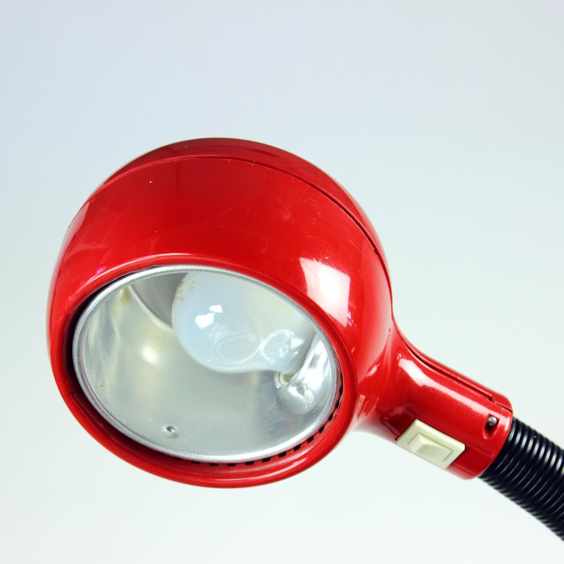 Milieu du XXe siècle Lampe de table rouge de l'ère spatiale en plastique, Hongrie, années 1960 en vente