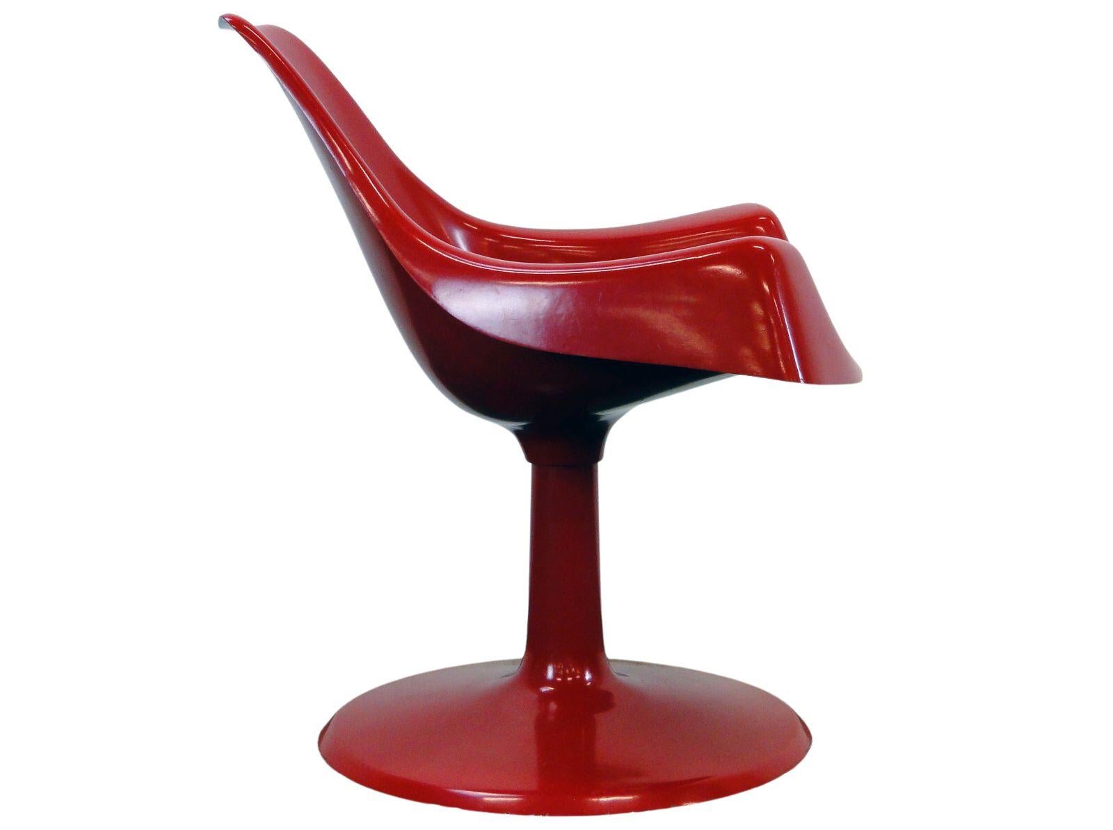 Stühle im Space-Age-Design, hergestellt aus Glasfaserharz. Sie wurden in begrenzten Mengen hergestellt. Entwurf des ungarischen Designers Péter Ghyczy. Die Stühle tragen noch immer das prestigeträchtige Label der Jury des Ipaművészeti Vállalat!