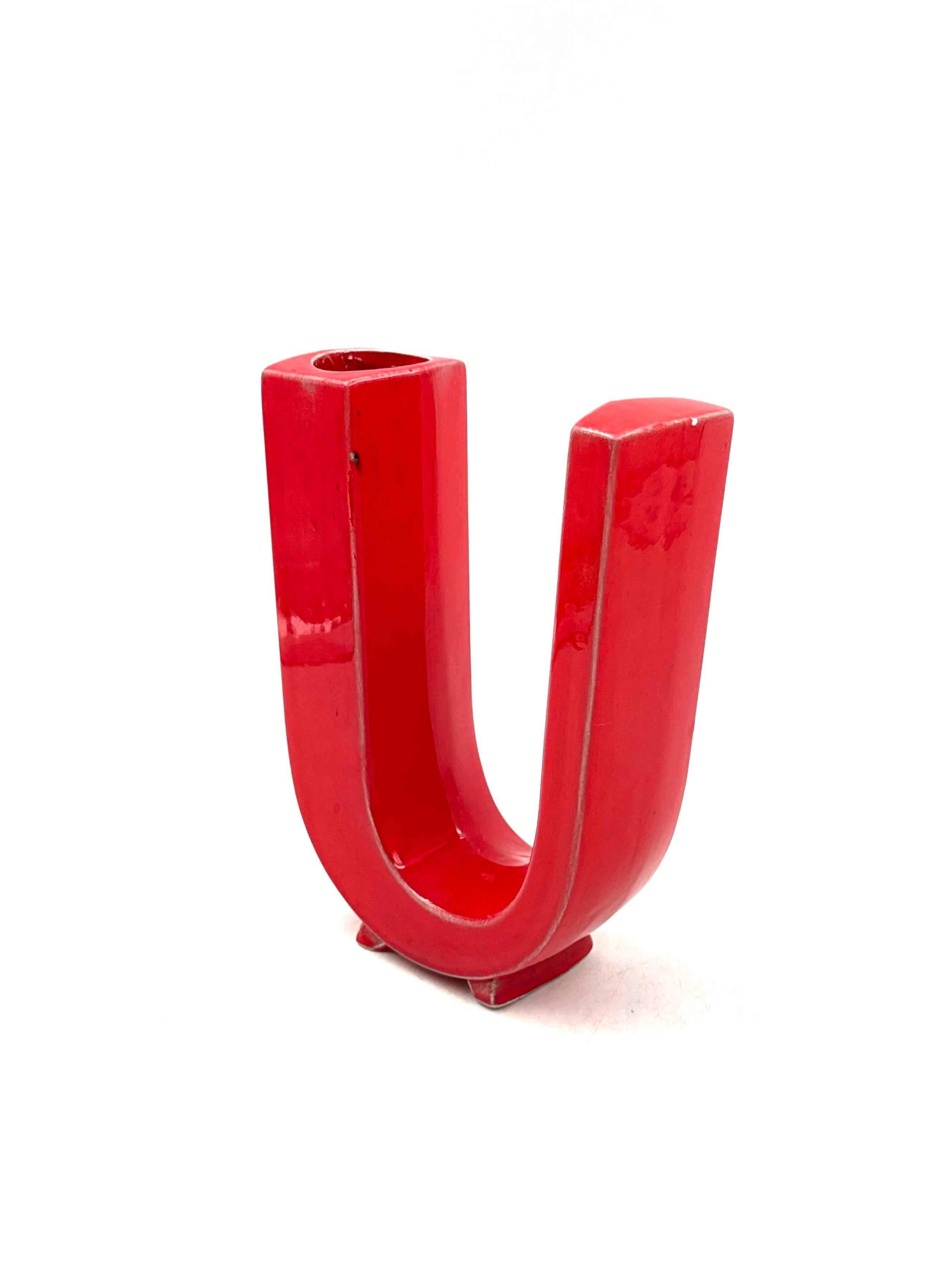 Space age red U letter shaped ceramic solifleur vase, Marcel Radureau ca. 1970 in vendita 3