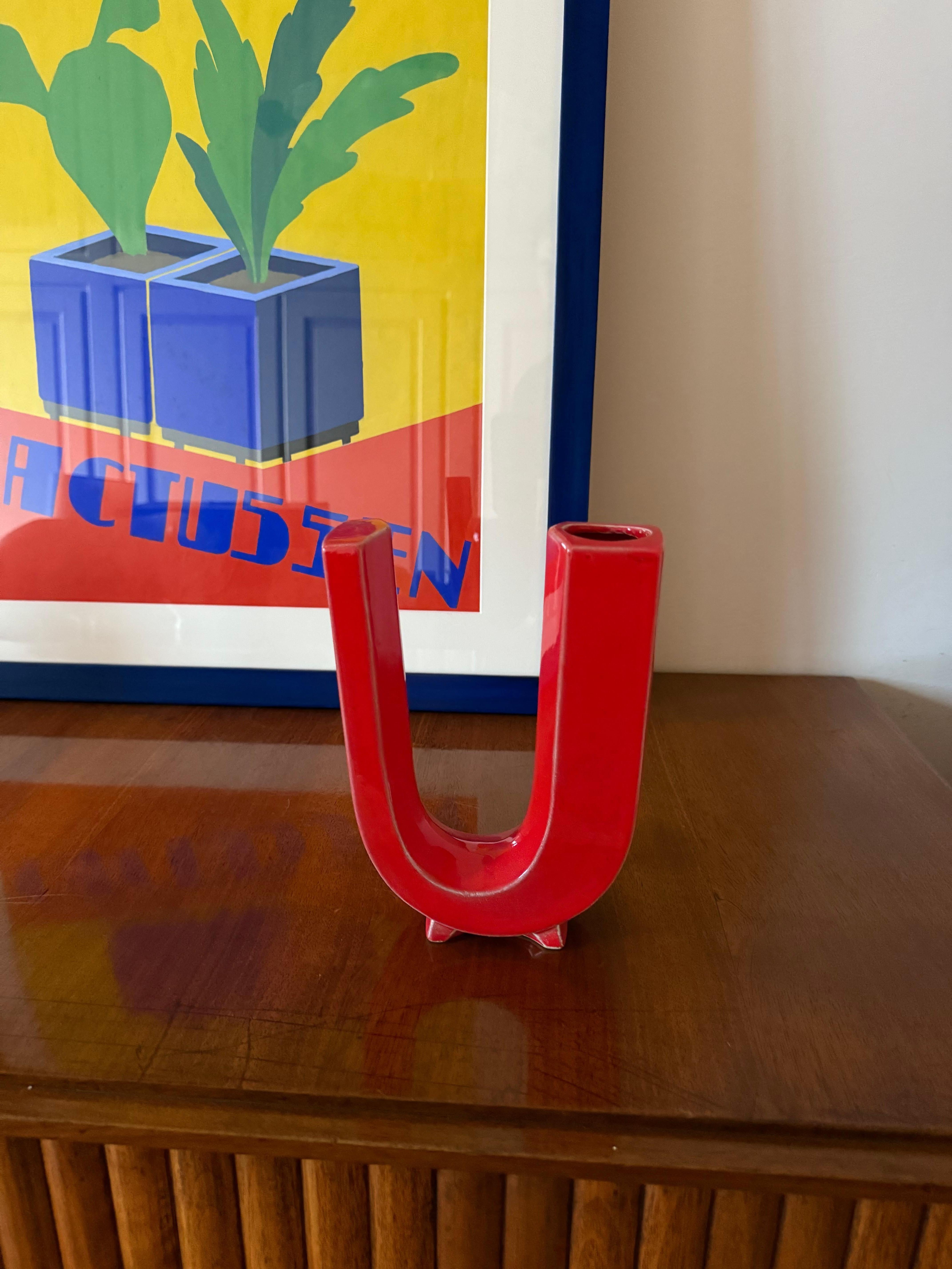 Space Age Space age red U letter shaped ceramic solifleur vase, Marcel Radureau ca. 1970 in vendita