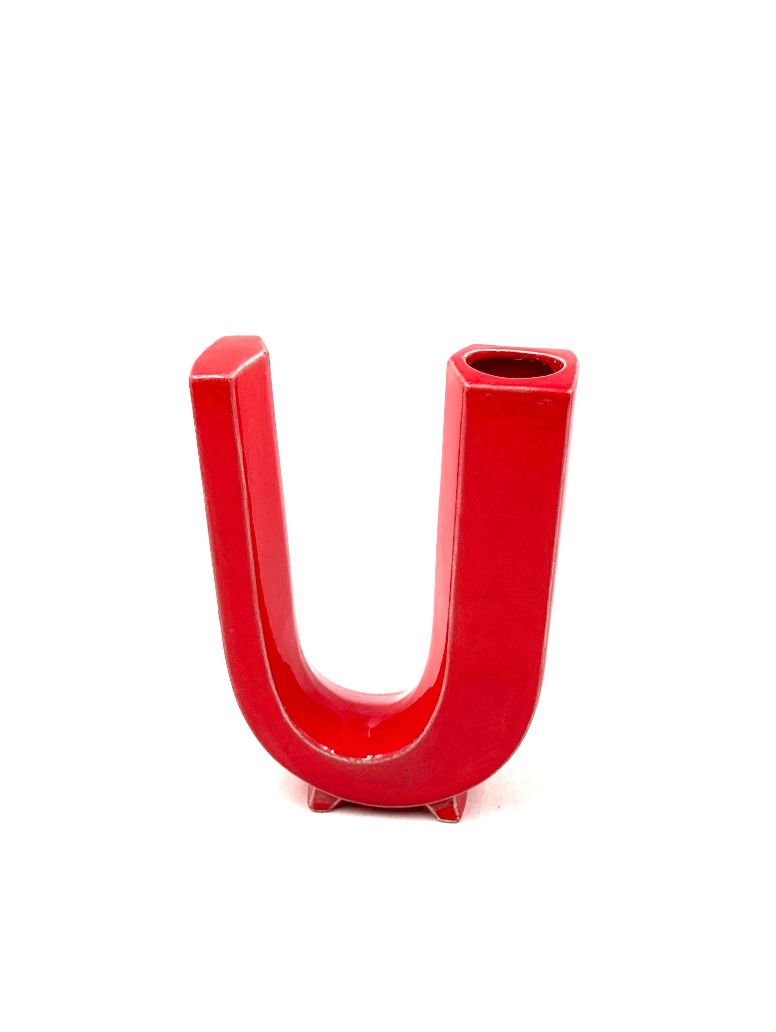 Space age red U letter shaped ceramic solifleur vase, Marcel Radureau ca. 1970 In condizioni ottime in vendita a Firenze, IT