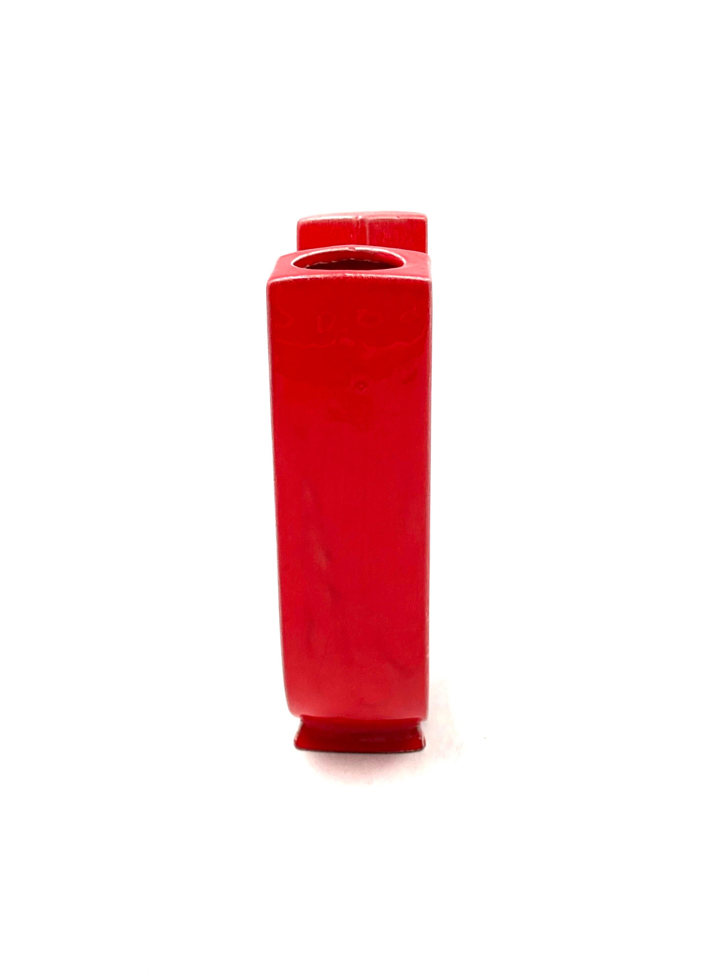 Ceramica Space age red U letter shaped ceramic solifleur vase, Marcel Radureau ca. 1970 in vendita