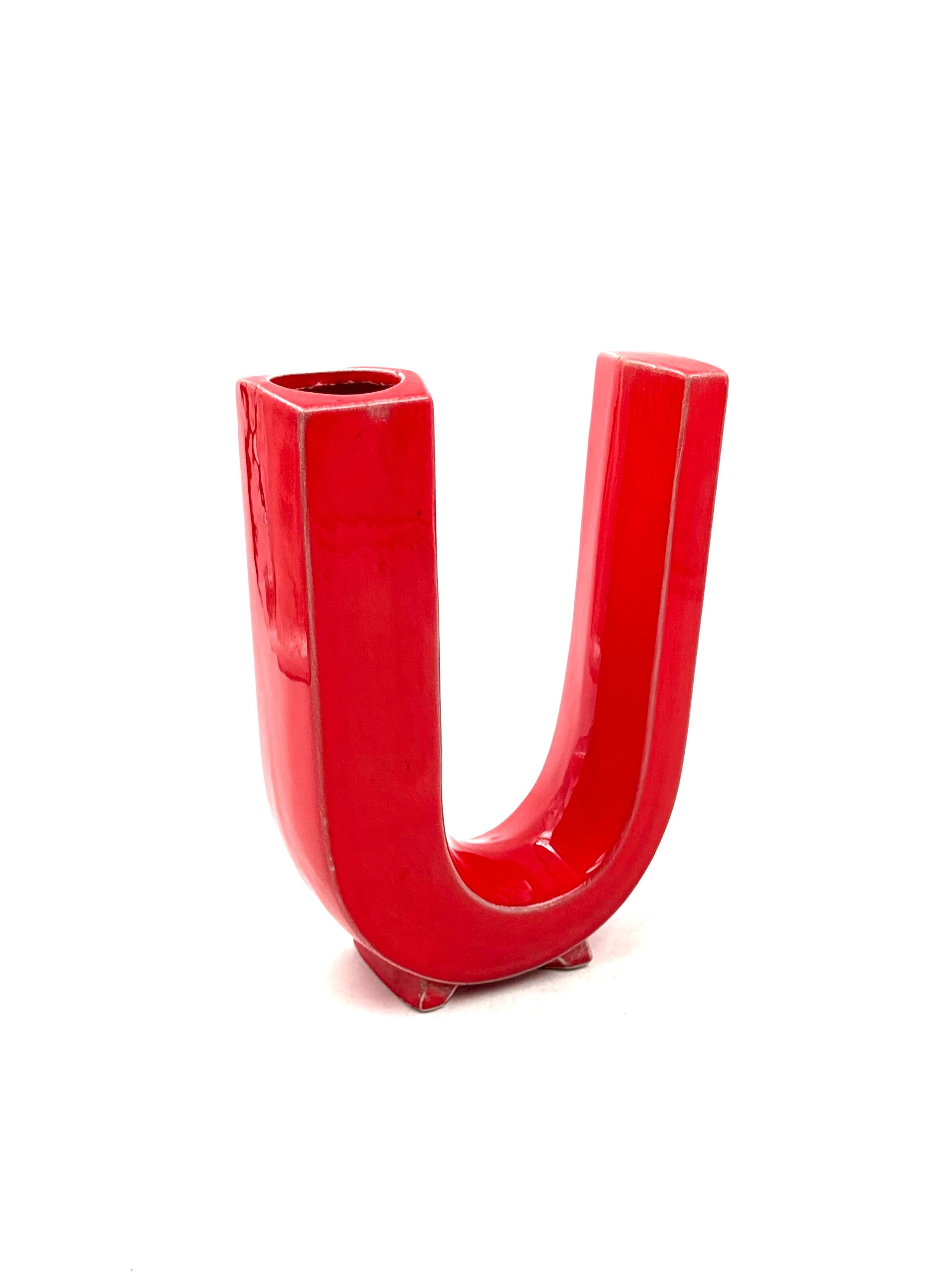 Space age red U letter shaped ceramic solifleur vase, Marcel Radureau ca. 1970 in vendita 1