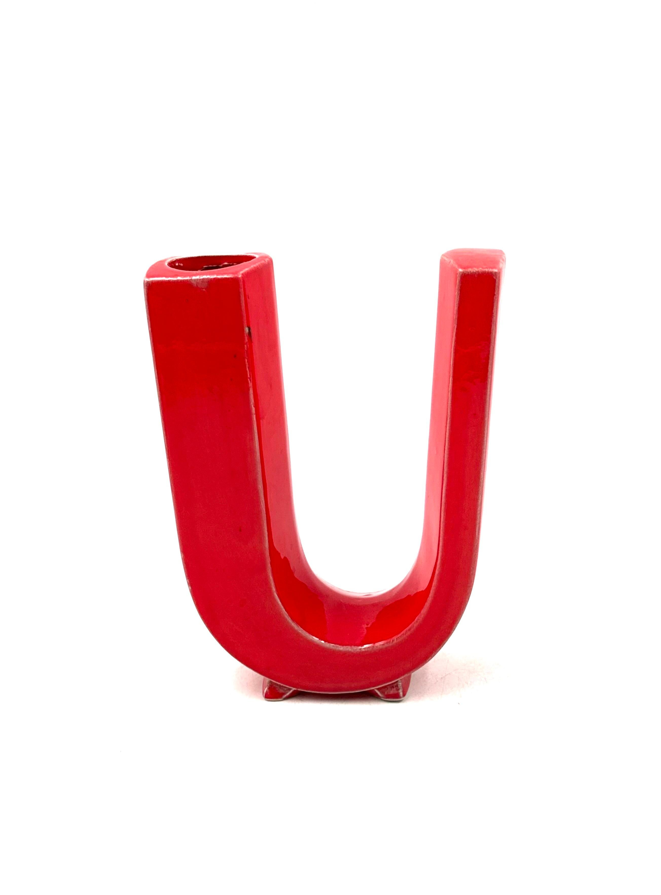 Space age red U letter shaped ceramic solifleur vase, Marcel Radureau ca. 1970 in vendita 2