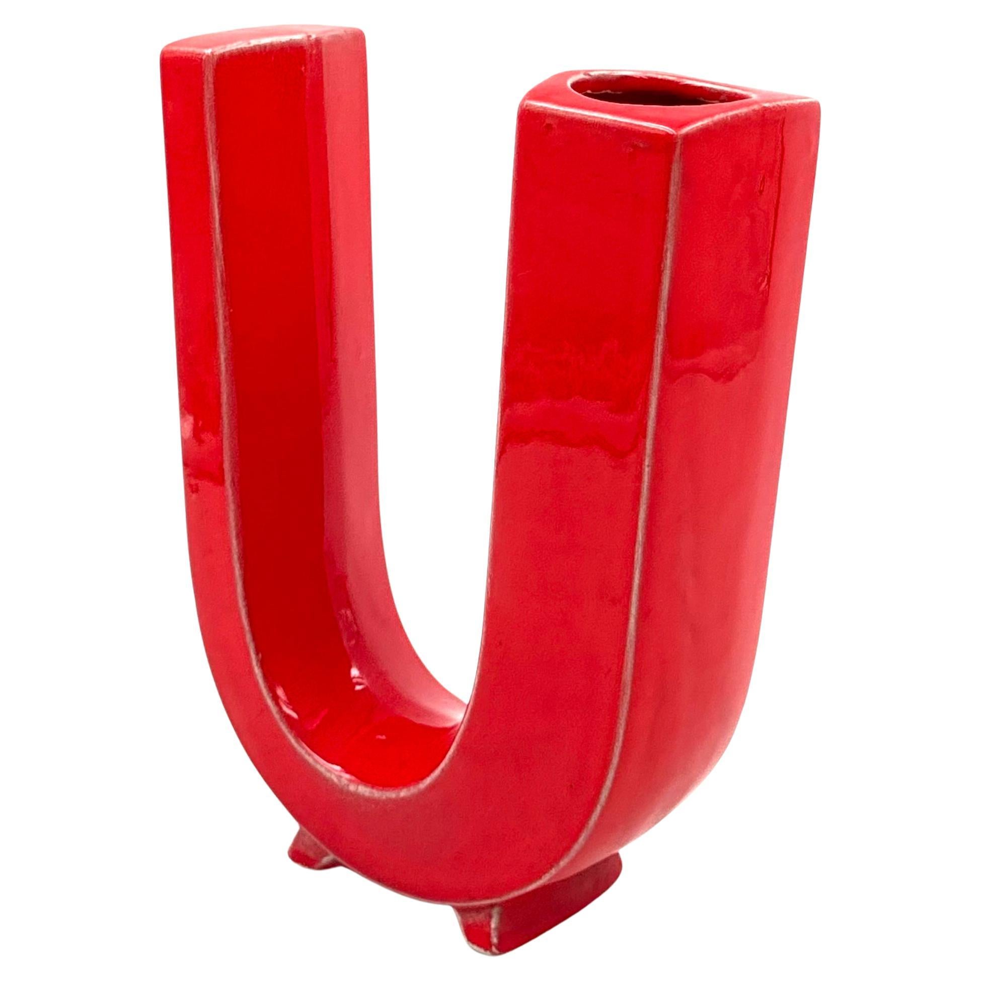 Space age red U letter shaped ceramic solifleur vase, Marcel Radureau ca. 1970 in vendita