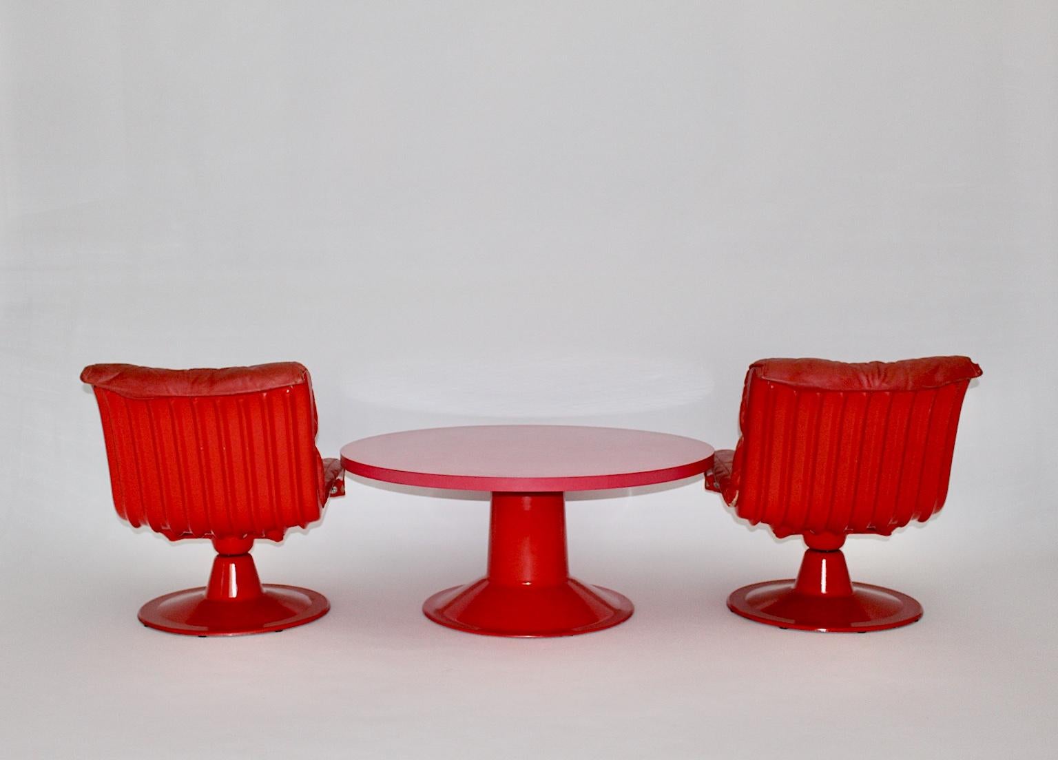 Rotes Vintage-Sesselpaar mit dem Namen Saturn, entworfen von Yrjö Kukkapuro, Finnland, 1960er Jahre, mit einem runden, rosafarbenen Sofatisch, ebenfalls entworfen von Yrjö Kukkapuro, 1960er Jahre.
Die seltenen, drehbaren und bequemen Lounge-Sessel