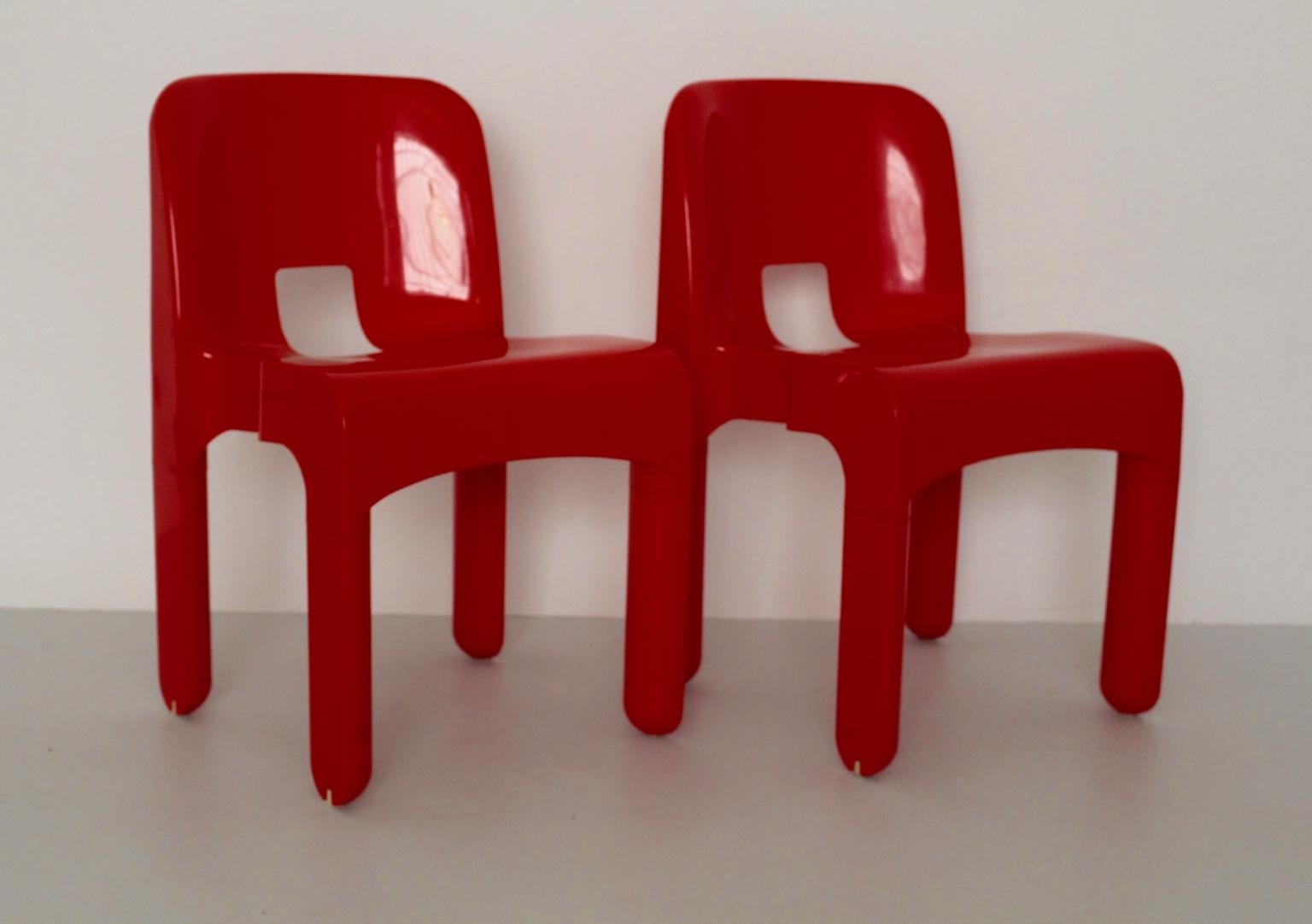 A space age red vintage plastic set of 2 dining chairs Model No. 4860 Universale, which was designed
by Joe Colombo 1965-1967 and produced by Kartell, Noviglio, Milano.
The dining chairs are labeled underneath. It is an absolutely great feature,