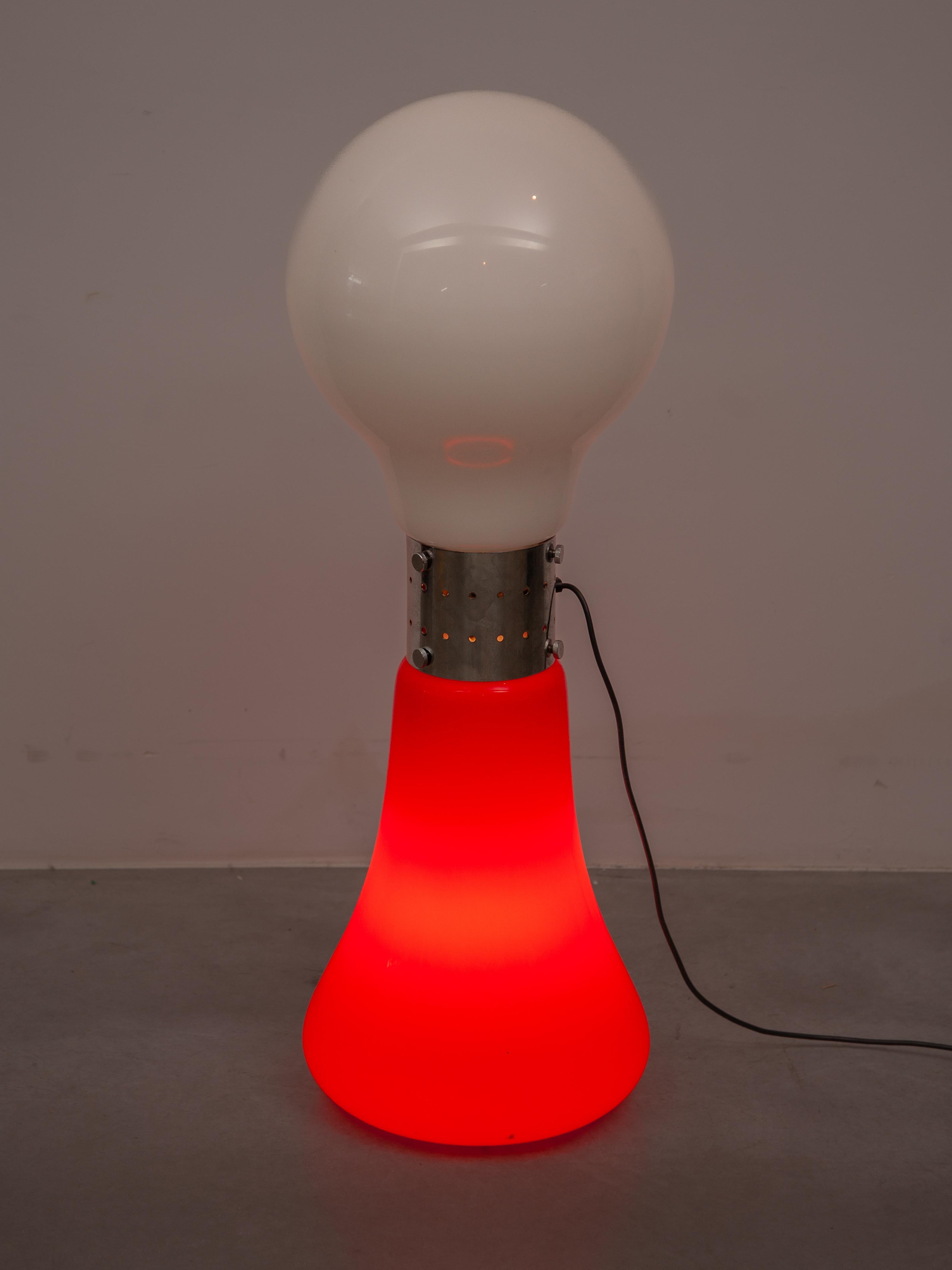 Metà XX secolo Lampada da terra Birillo in vetro opalino rosso-bianco di Carlo Nason per Mazzega