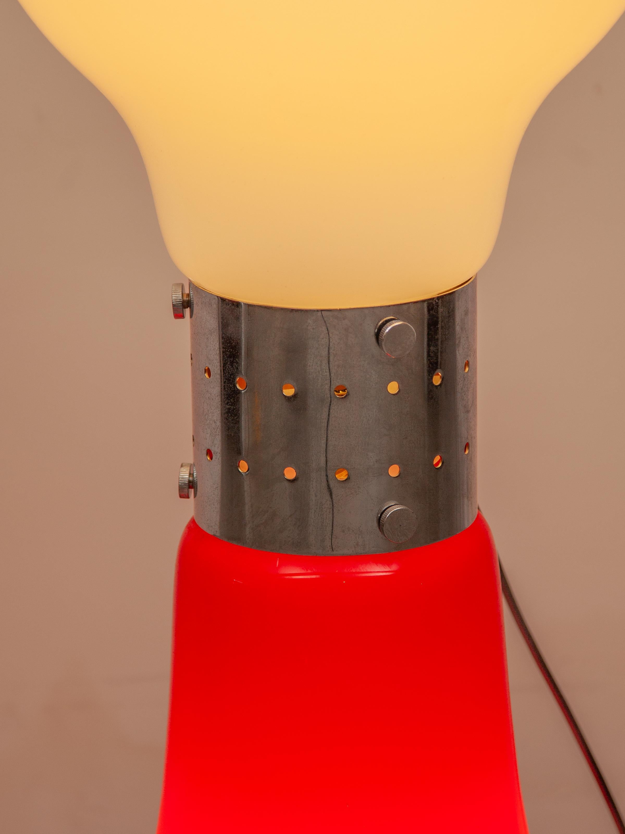 Vetro Lampada da terra Birillo in vetro opalino rosso-bianco di Carlo Nason per Mazzega
