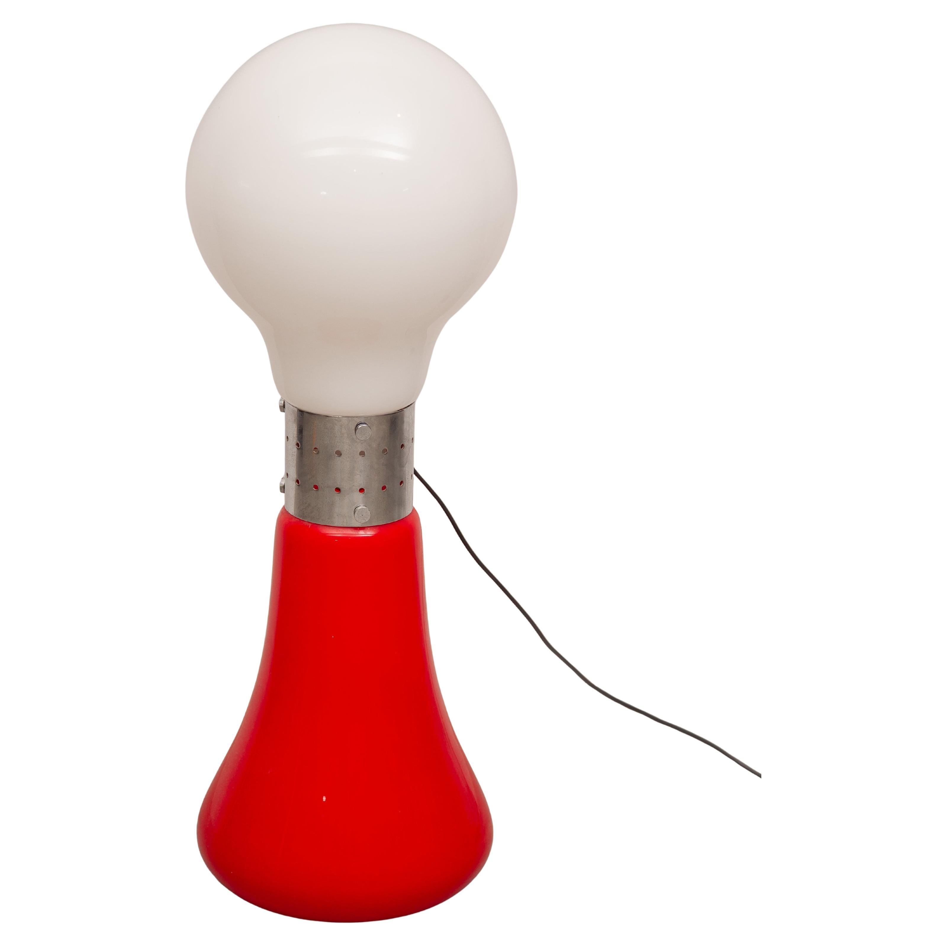 Base e globo in vetro soffiato a mano opalino rosso e bianco. Anello in metallo cromato tra le parti in vetro. Questa fantastica lampada da terra italiana in vetro rosso/bianco di Murano è un vero e proprio colpo d'occhio. Un design Carlo Nason per