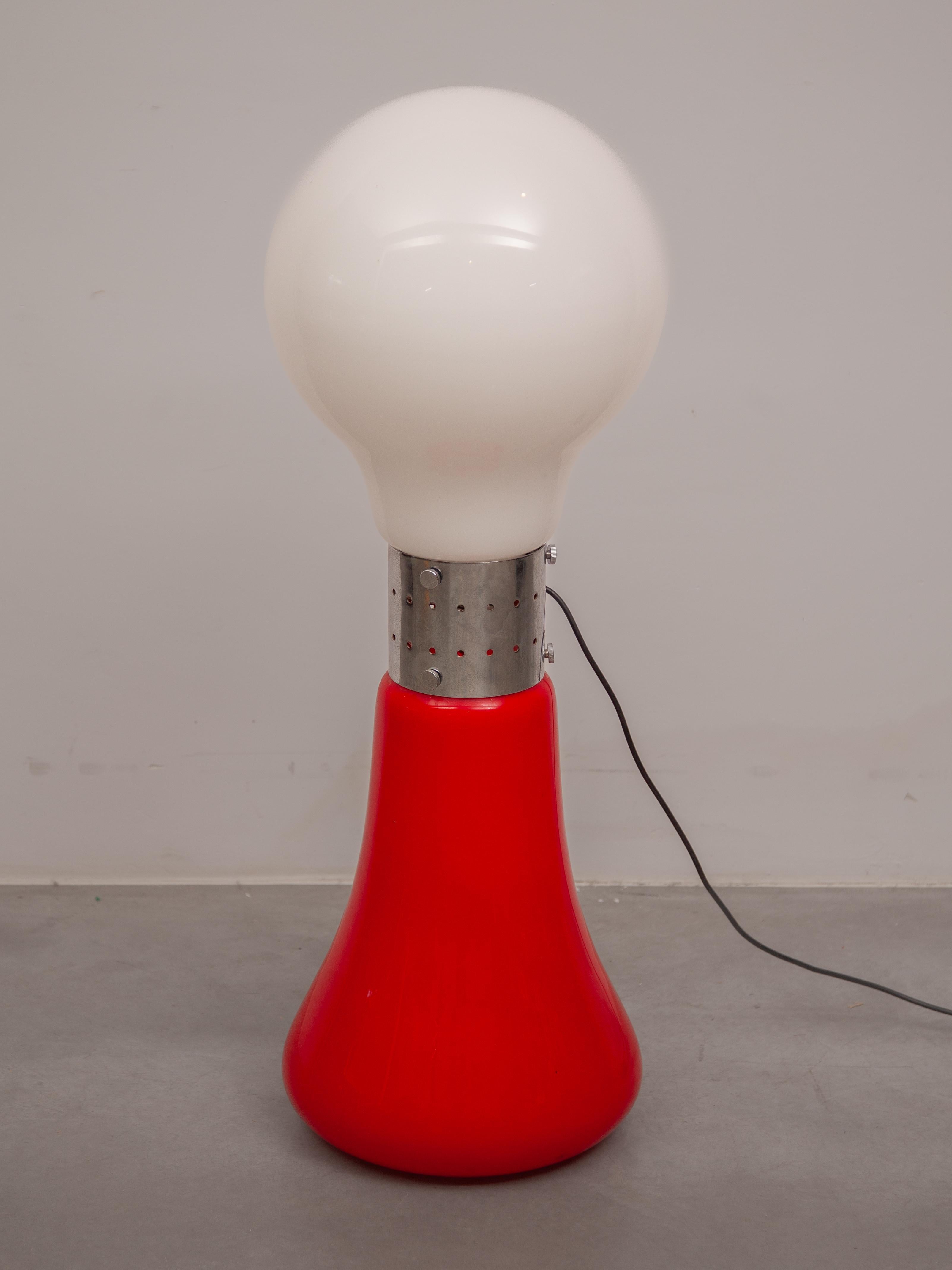 Mid-Century moderno Lampada da terra Birillo in vetro opalino rosso-bianco di Carlo Nason per Mazzega
