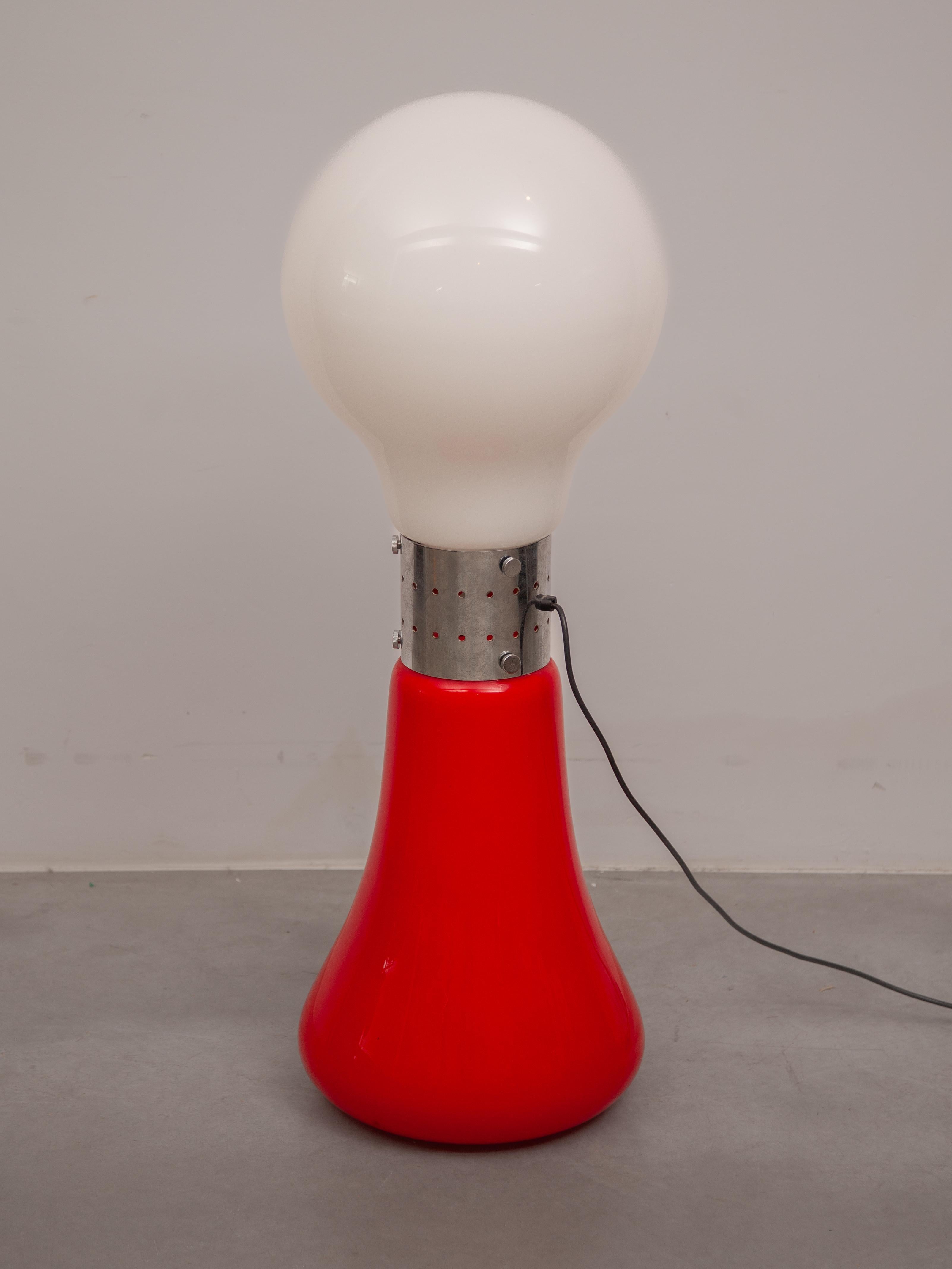 Italiano Lampada da terra Birillo in vetro opalino rosso-bianco di Carlo Nason per Mazzega