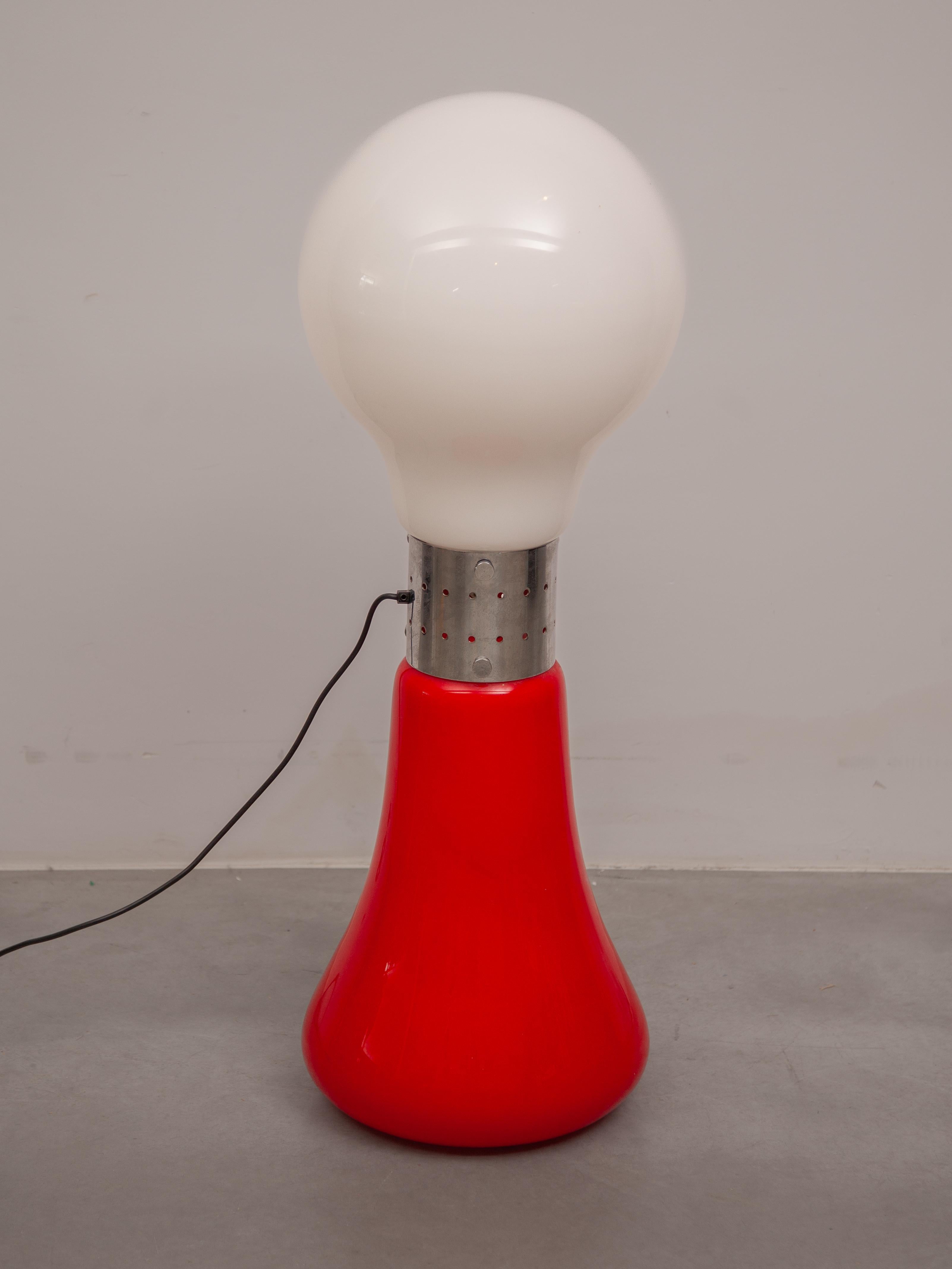 Fatto a mano Lampada da terra Birillo in vetro opalino rosso-bianco di Carlo Nason per Mazzega