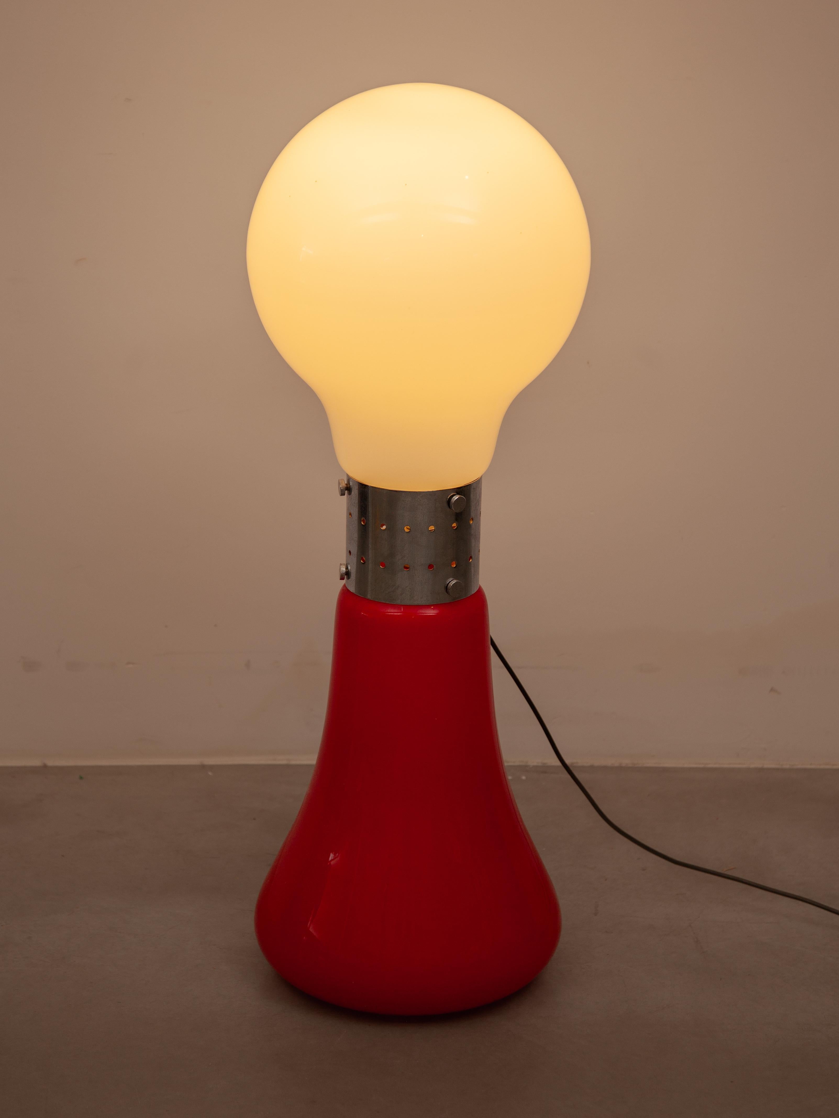 Lampada da terra Birillo in vetro opalino rosso-bianco di Carlo Nason per Mazzega In condizioni buone a Antwerp, BE