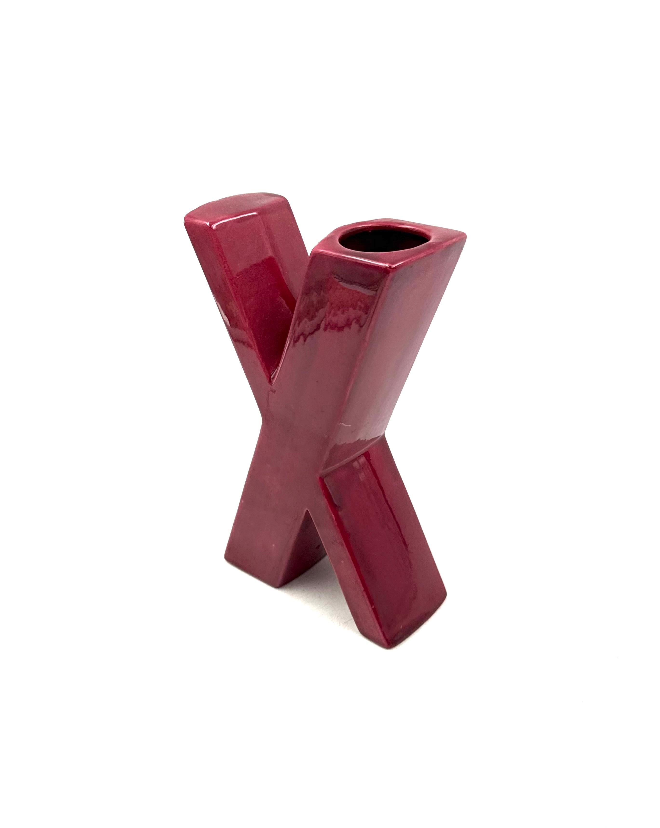 Space age red X letter shaped ceramic solifleur vase, Marcel Radureau ca. 1970 In condizioni buone in vendita a Firenze, IT