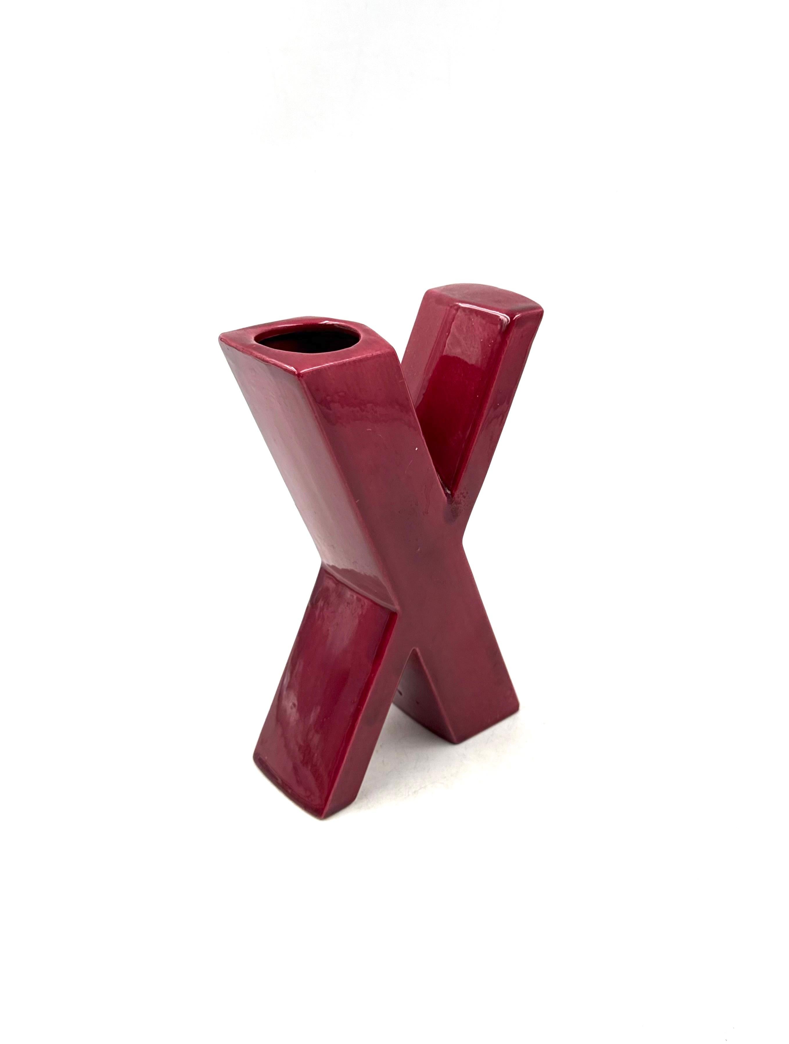 Ceramica Space age red X letter shaped ceramic solifleur vase, Marcel Radureau ca. 1970 in vendita