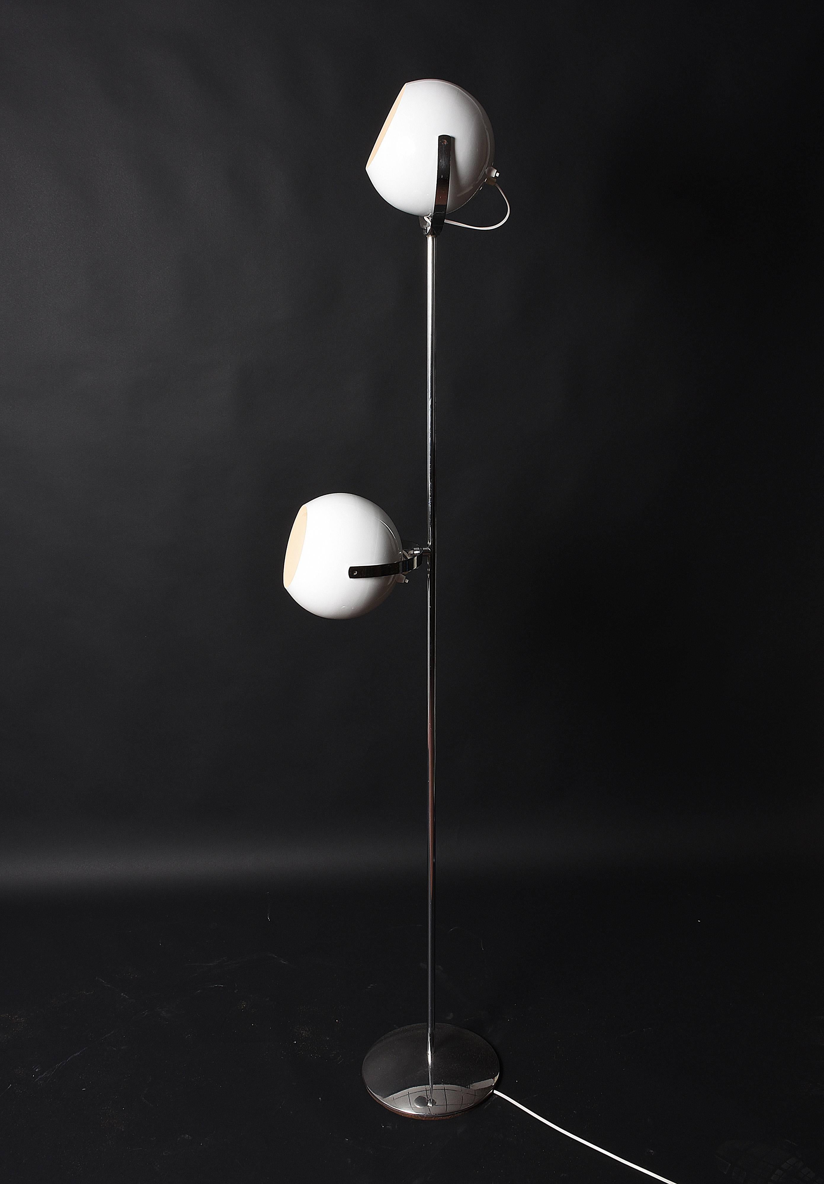 Wonderful midcentury Space Age chrome-plated floor lamp. It was designed by a master designer, Goffredo Reggiani, in Italy during the 1970s.

The two white metal spheres are adjustable so that the light can be redirected.

A magnificent piece