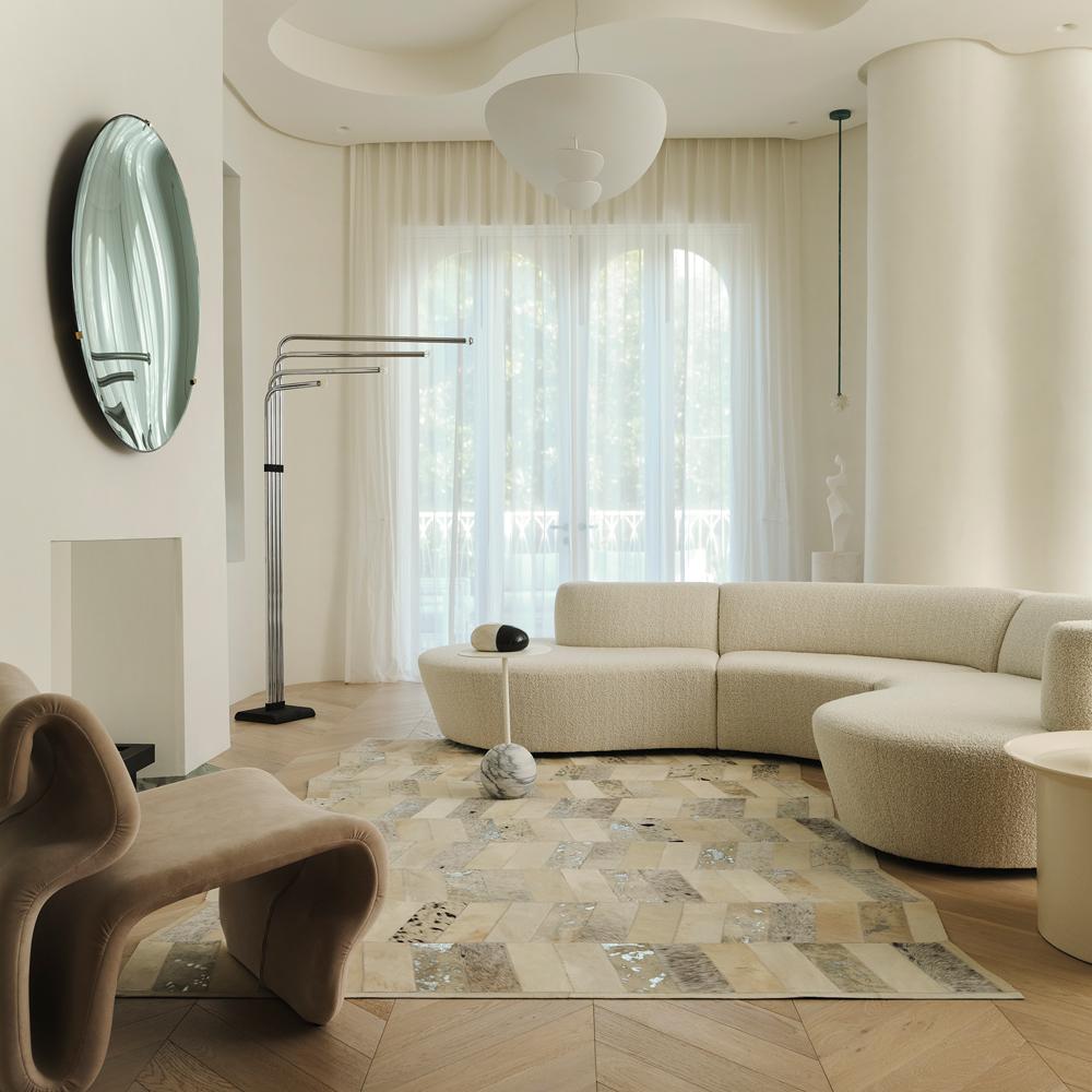 Featuring a Space-Age repeat zig zag pattern with a raw jagged edge, the Baia rug exudes an air of retro-chic glamor. In natural hide tones of light Grey, light Tan and Ivory, Baia’s allure is enhanced with a Silver metallic finish splashed across