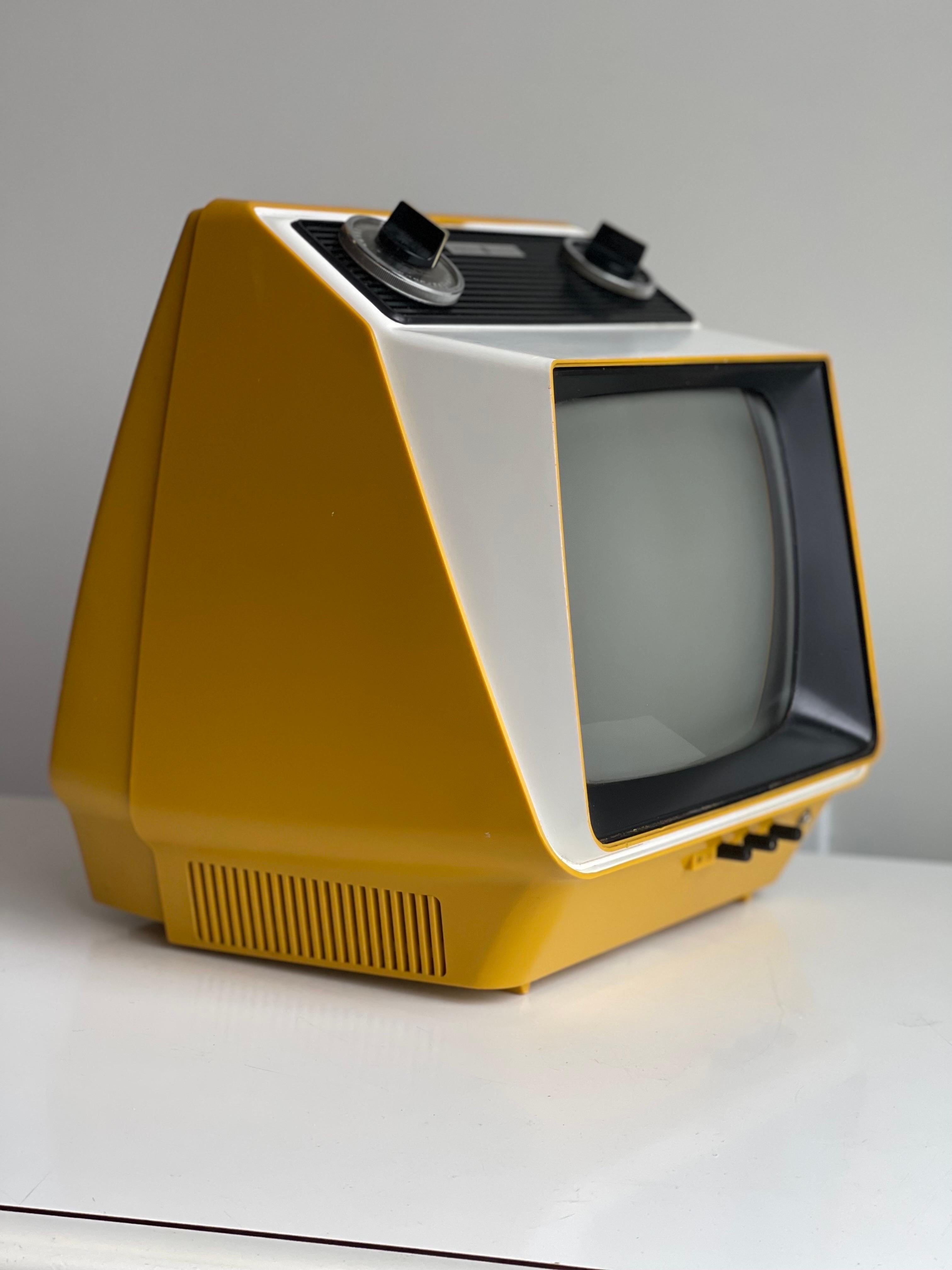 Space Age Retro Yellow Television T.V. Set by G. E. 1975 Works 8