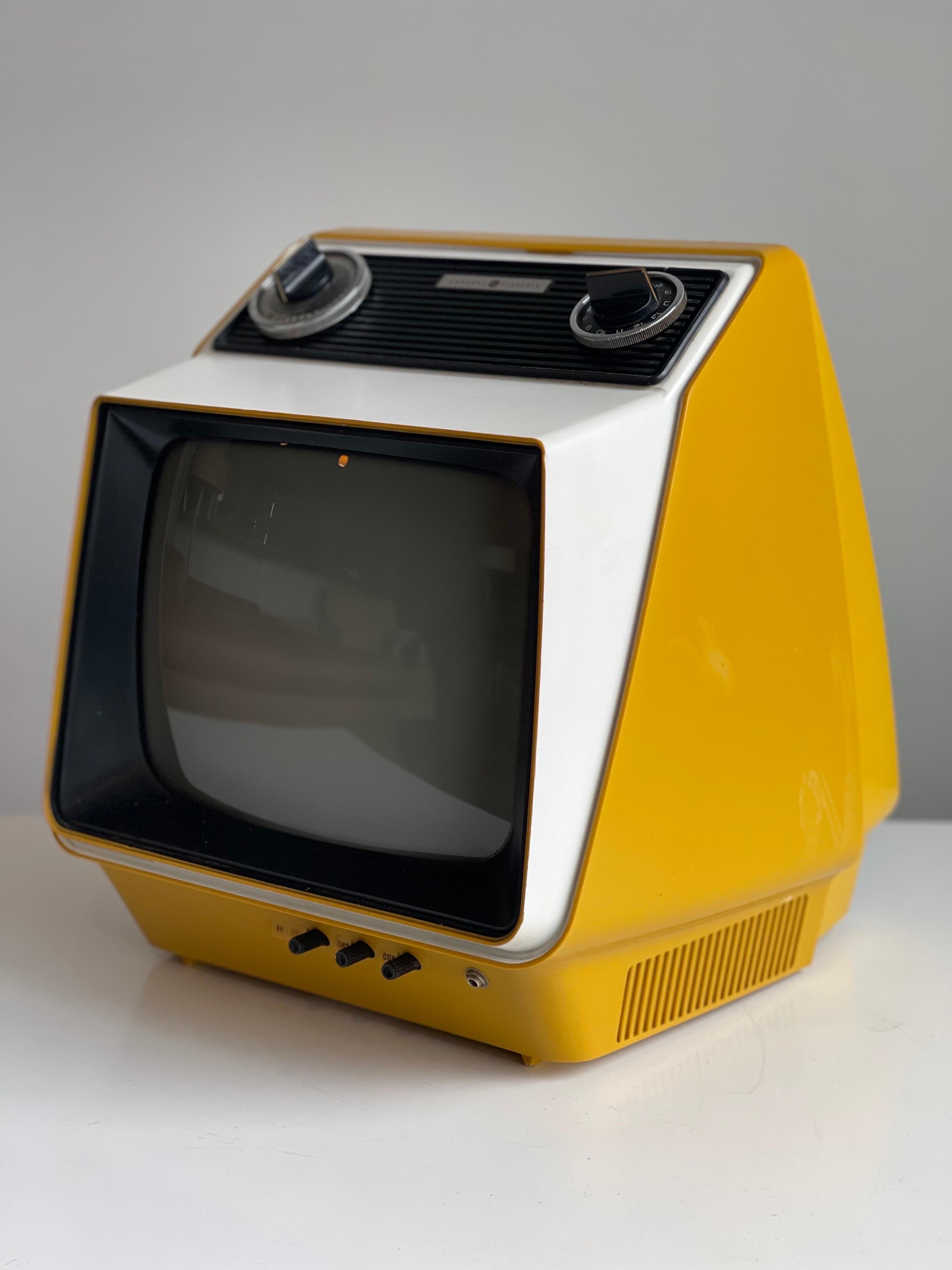 Space Age Retro Yellow Television T.V. Set by G. E. 1975 Works 9