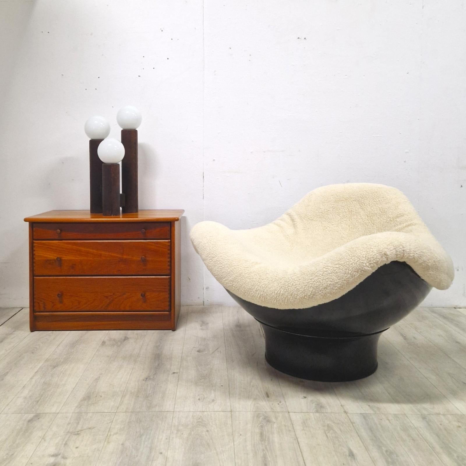 Iconic space age design chair. The modeli s called Rodica and is designed by Mario Bruno for Comfort. The same company that made the Elda chair by Joe Colombo.

Thie Rodica has an egg shaped shell that sits freely in a fiberglass base. This way the