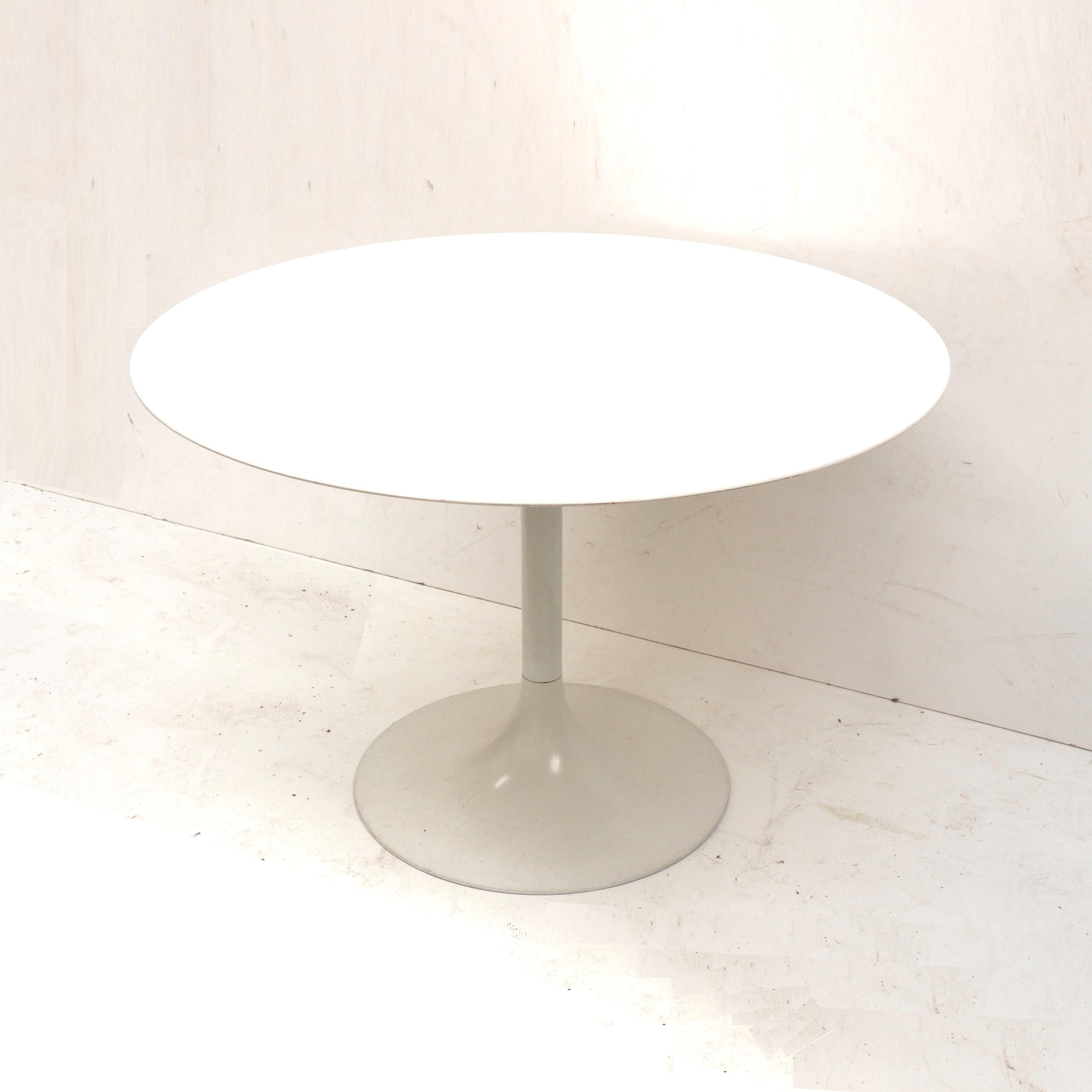 Space age round dining table designed by Alexander Begge for Casala.