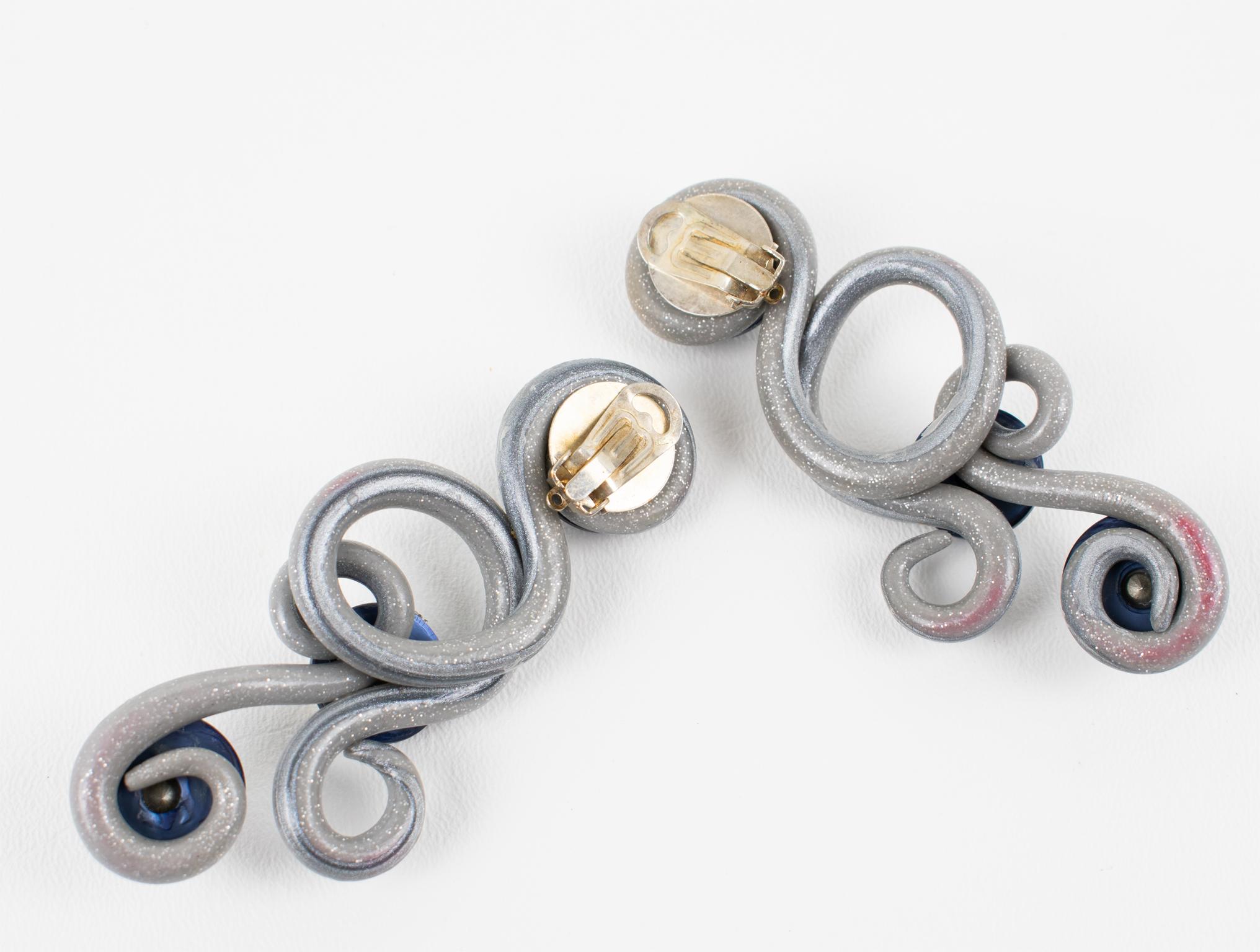 Orecchini A Space in gomma, lucite e strass AB in vendita 3