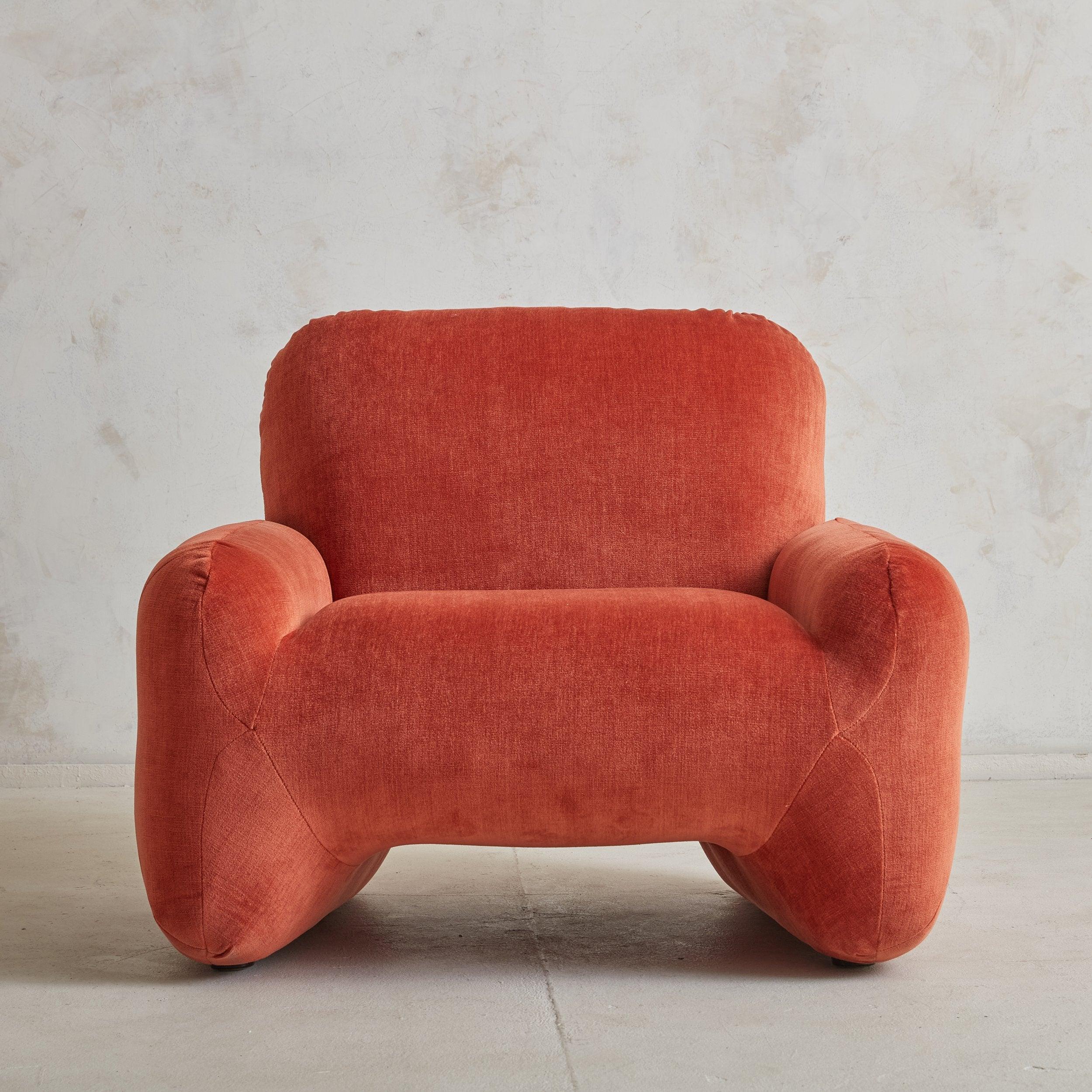 Poltrona A Space Age creata dal designer italiano BEKA negli anni '70, caratterizzata da un'elegante silhouette curva con inserti rettangolari lungo i lati. Questa poltrona scultorea è stata rivestita dal nostro team di restauratori con uno