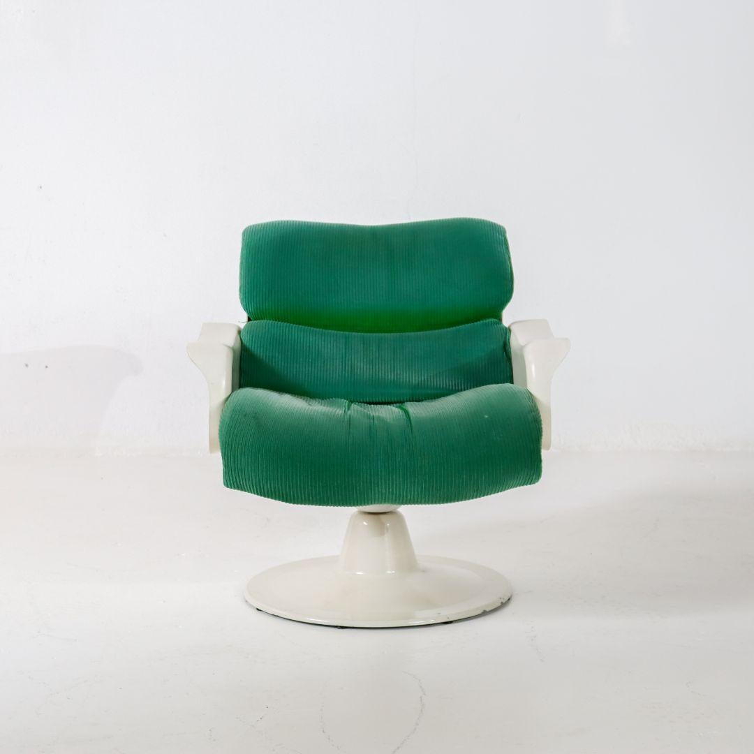 Fauteuil spécial Space Age du designer finlandais Yrjö Kukkapuro pour Haimi. Conçue et produite dans les années 1960. La chaise est dotée d'une coque pivotante en fibre de verre, d'une base en métal et d'un tissu nervuré vert. Ce fauteuil rare est