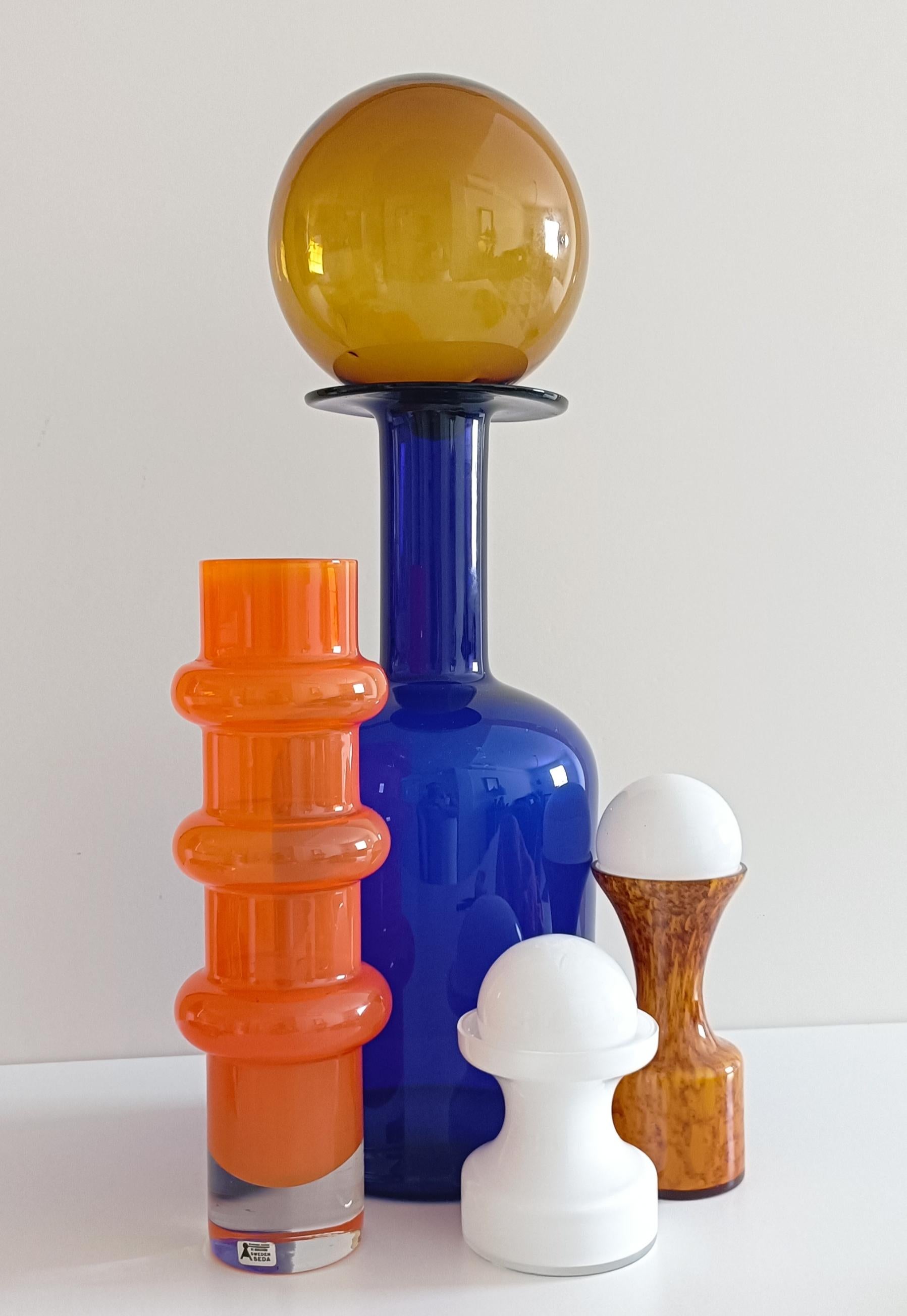 Questo vaso The Modern Scandinavian Space Age di Bo Borgström per Åseda Glasbruk è un esempio straordinario di design di metà secolo. 

Realizzato a mano in Svezia negli anni '60, il vaso presenta una forma unica a cerchio con un accattivante strato