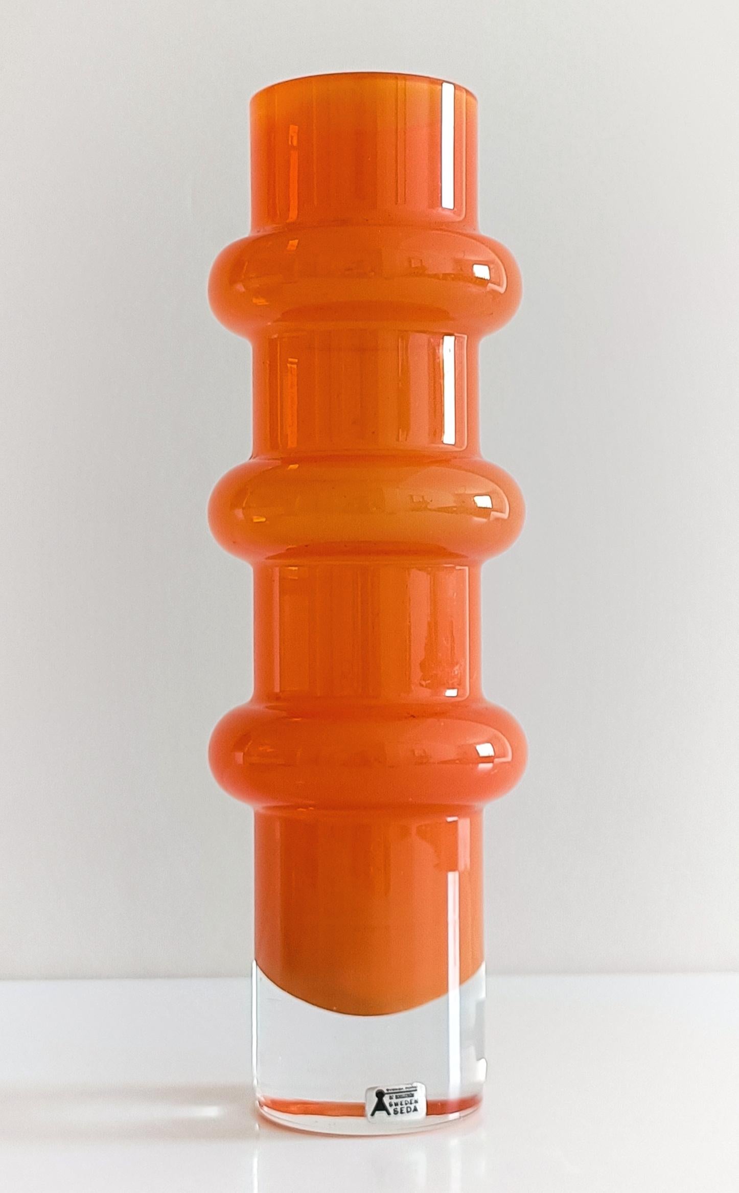 Metà XX secolo The Modern Scandinavian, Vaso in vetro con ansa di Aseda, Svezia, anni '60 in vendita