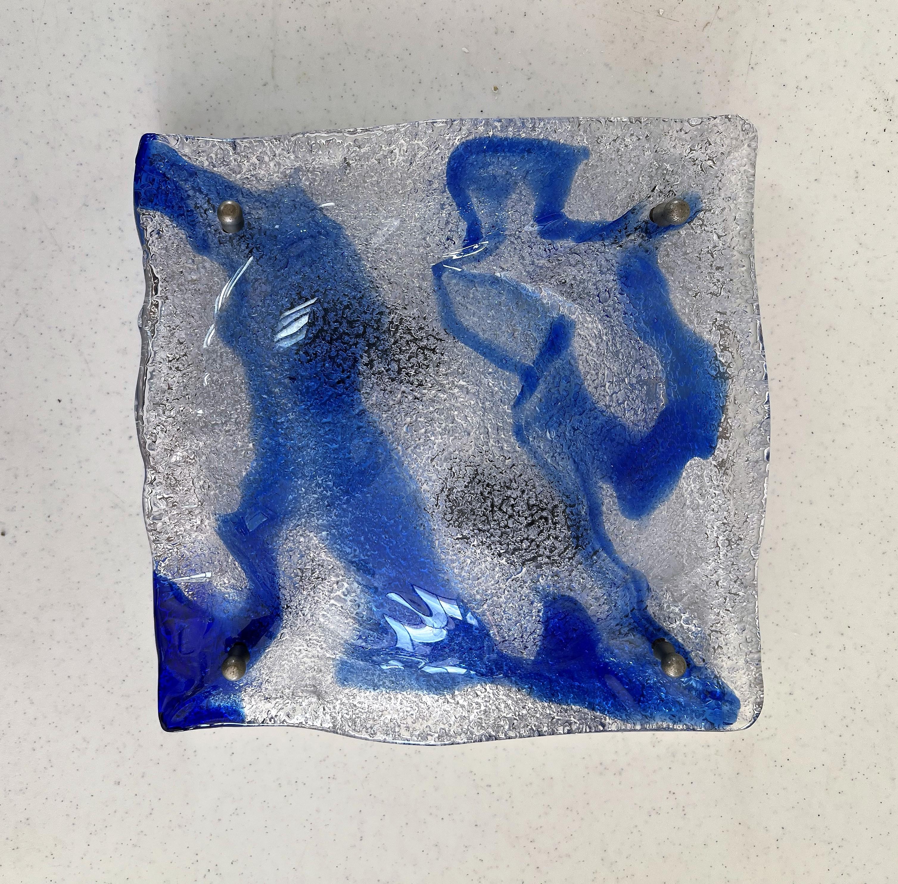 Aplique o empotrable de la Era Espacial realizado en cristal de Murano transparente y azul y cuerpo de metal cromado , fabricado en la isla de Murano en Italia, hacia 1970
Diseño atribuido a Carlo Nason cuando era director de diseño de la fábrica