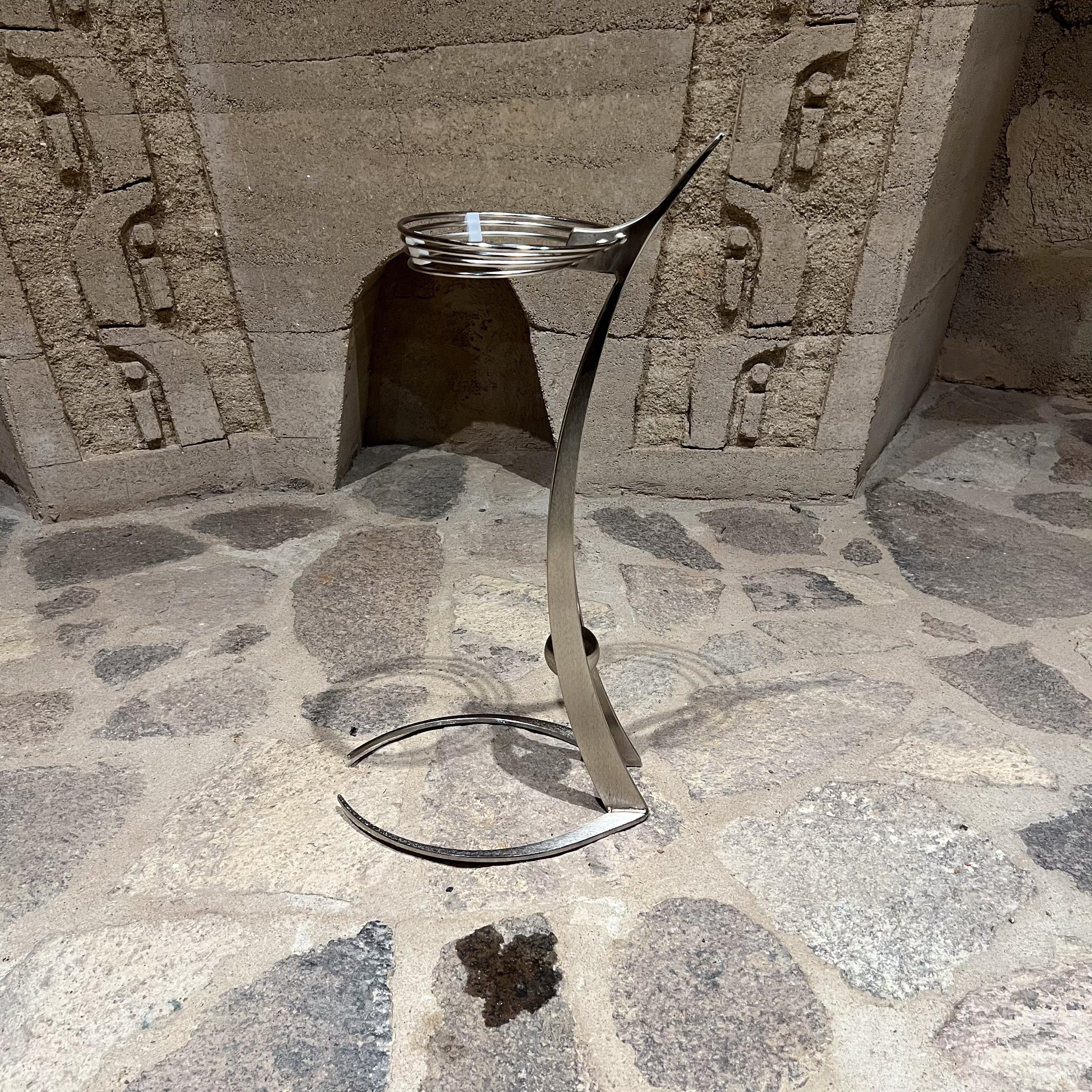 Space Age Gemini Travaso Silber Wein Dekanter Belüfter
skulpturaler Metallständer
23 H x 8,75 B x 14 T
Original Vintage- Angebot nur für Metallständer.
Siehe Bilder