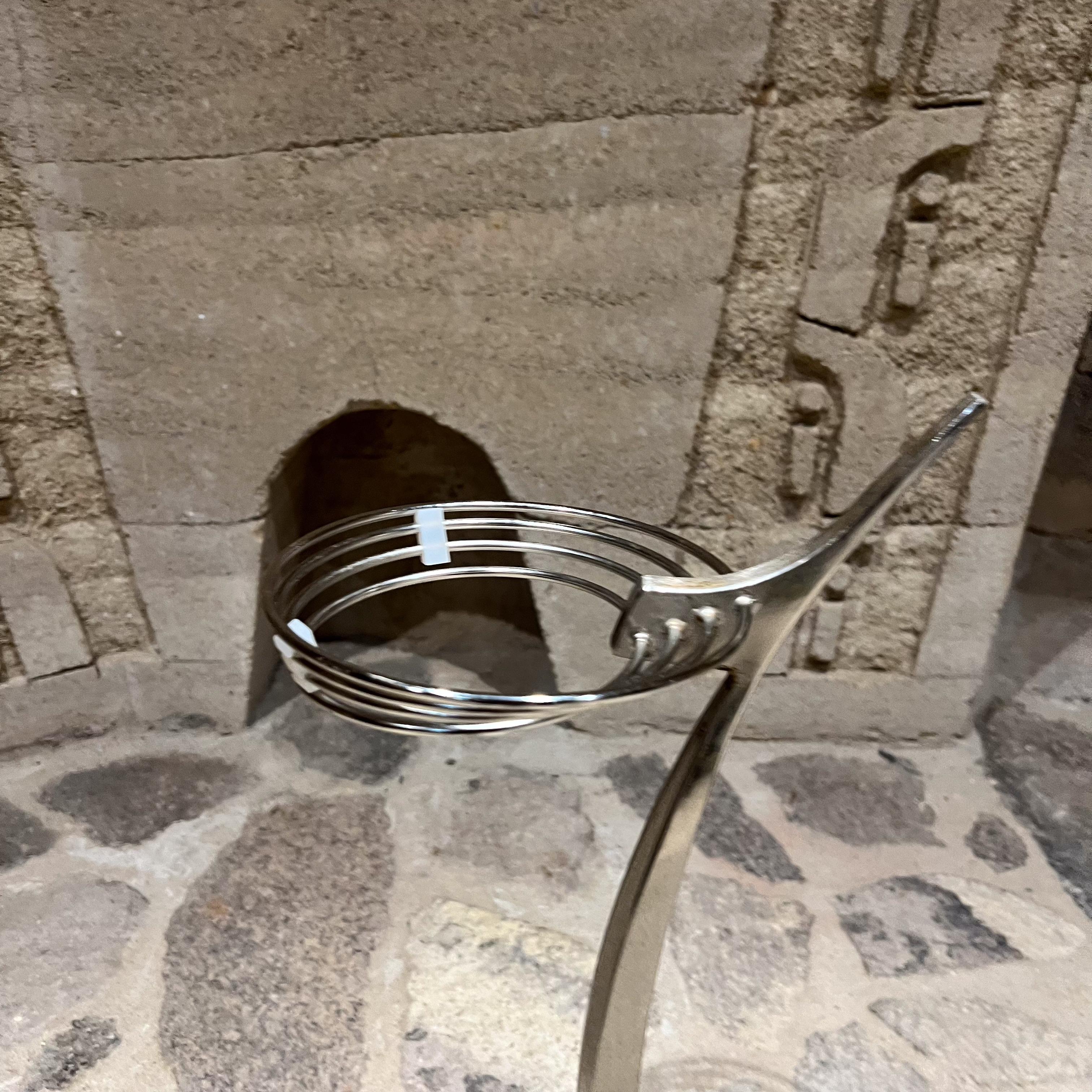 Space Age Sculptural Silber Metall Wein Dekanter Stand (Moderne) im Angebot