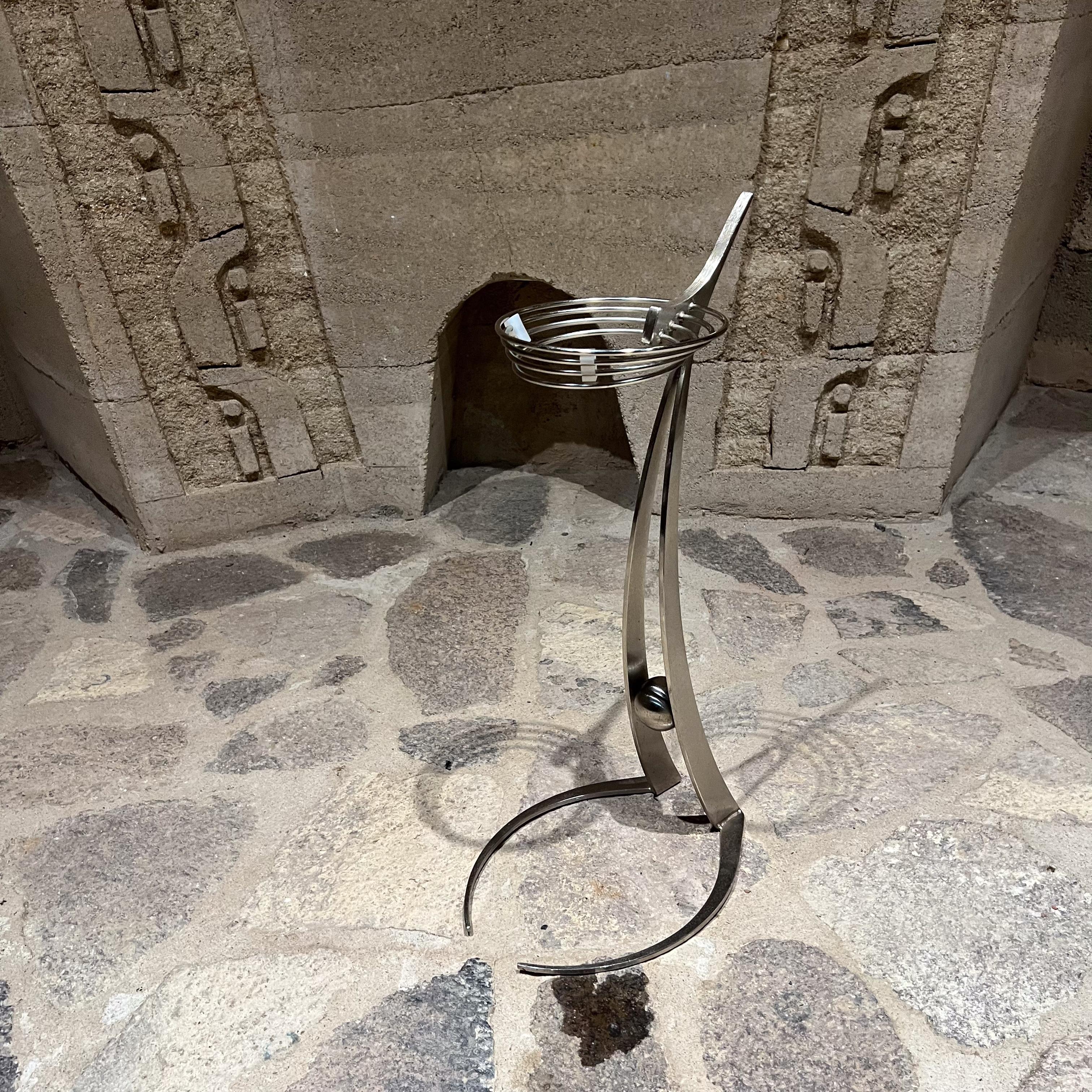 Space Age Sculptural Silber Metall Wein Dekanter Stand im Zustand „Gut“ im Angebot in Chula Vista, CA