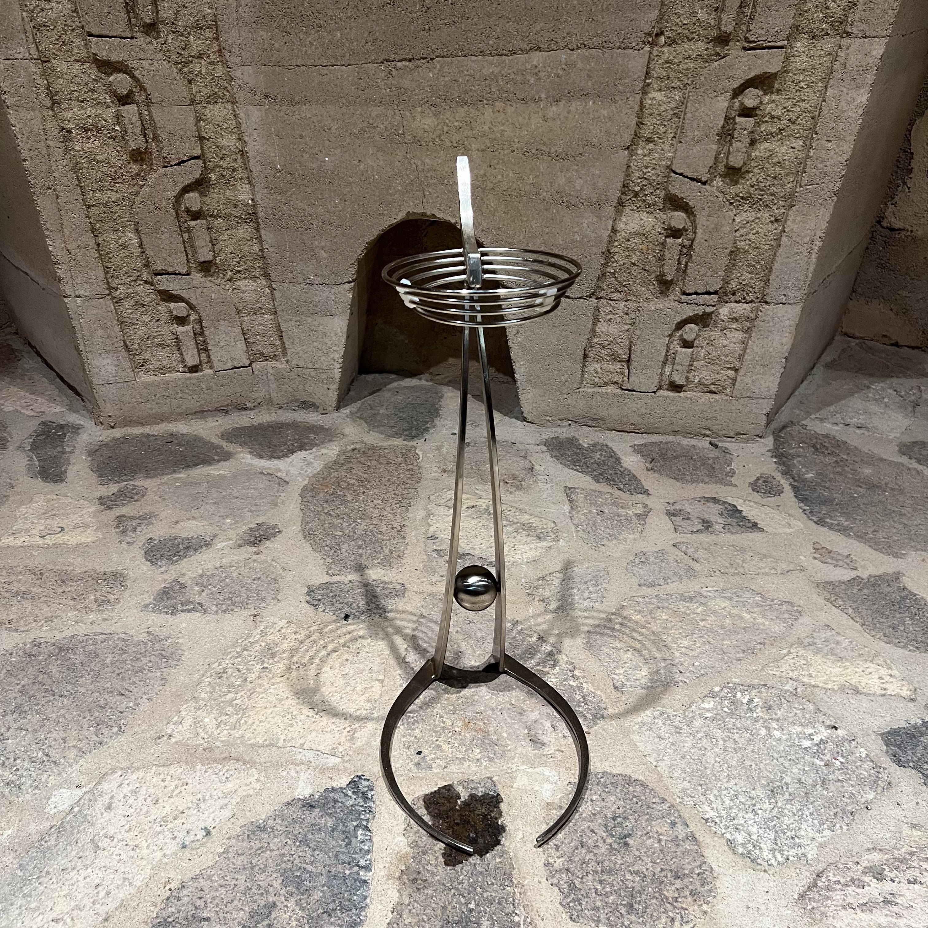 Space Age Sculptural Silber Metall Wein Dekanter Stand (20. Jahrhundert) im Angebot