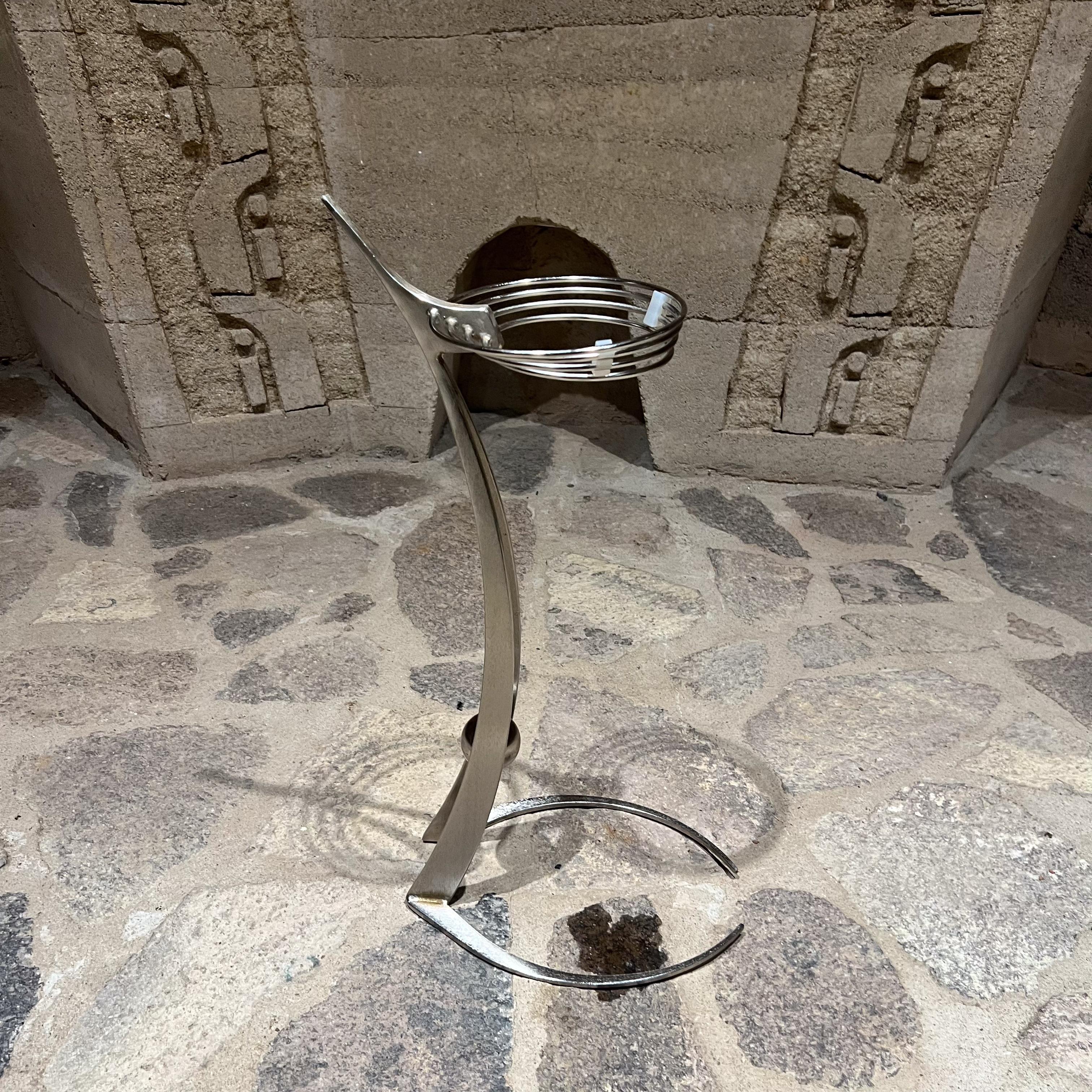 Space Age Sculptural Silber Metall Wein Dekanter Stand im Angebot 1