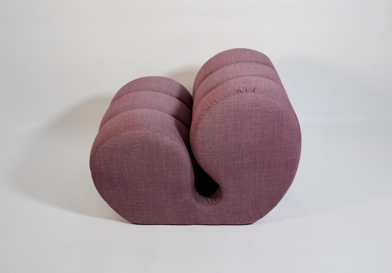 Skulpturaler Vintage-Sessel im Weltraumzeitalter, bezogen mit lavendelfarbenem Stoff.
Ein fantastischer, freistehender Loungesessel in geschwungener Form mit einer wunderbaren und bequemen Sitzfläche und Rückenlehne, die eine schöne Silhouette