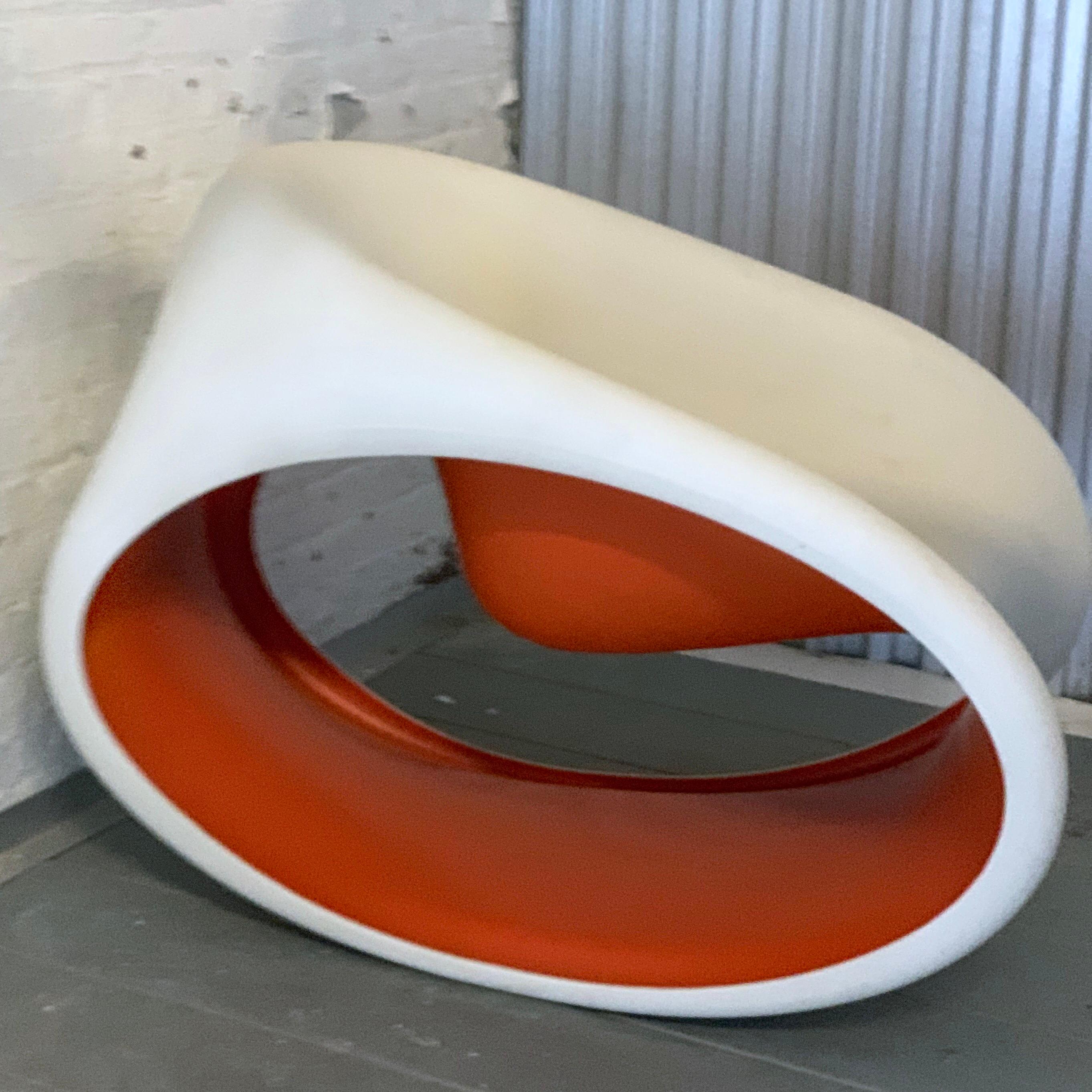 Space Age Sedia MT3 Rocking Chair by Ron Arad for Driade Italy, Red.

“mt”, the acronym defining this collection designed by Ron Arad, in English is pronounced “empty” that means “vacuum” and emptiness is really the key element of this project. The