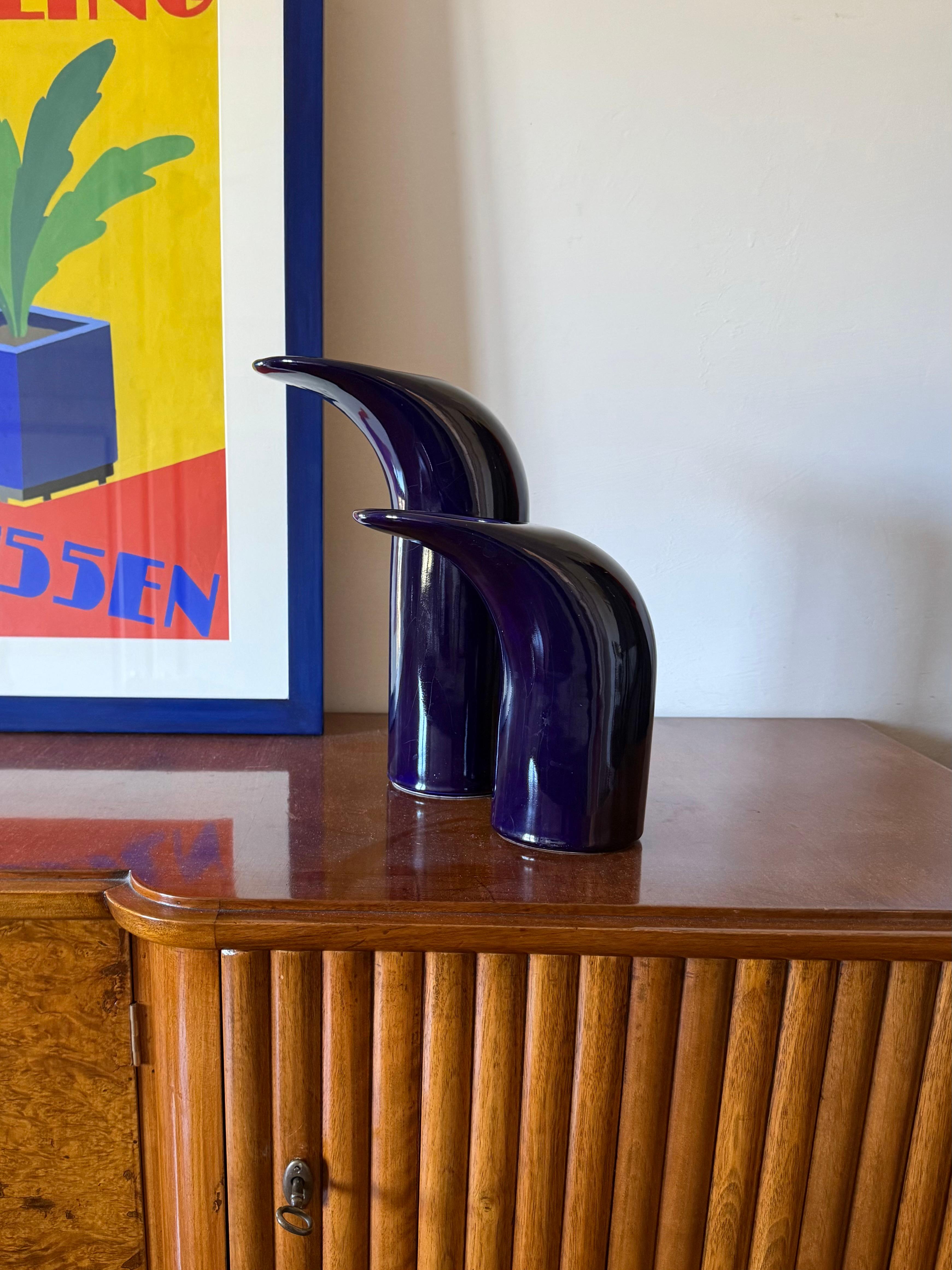 Ensemble de 2 vases en céramique bleue de l'ère spatiale

Italie vers 1970

H 20 cm - 19,5 × 10 cm

H 30 cm - 19,5 × 10 cm

État : excellent, conforme à l'âge et à l'utilisation.