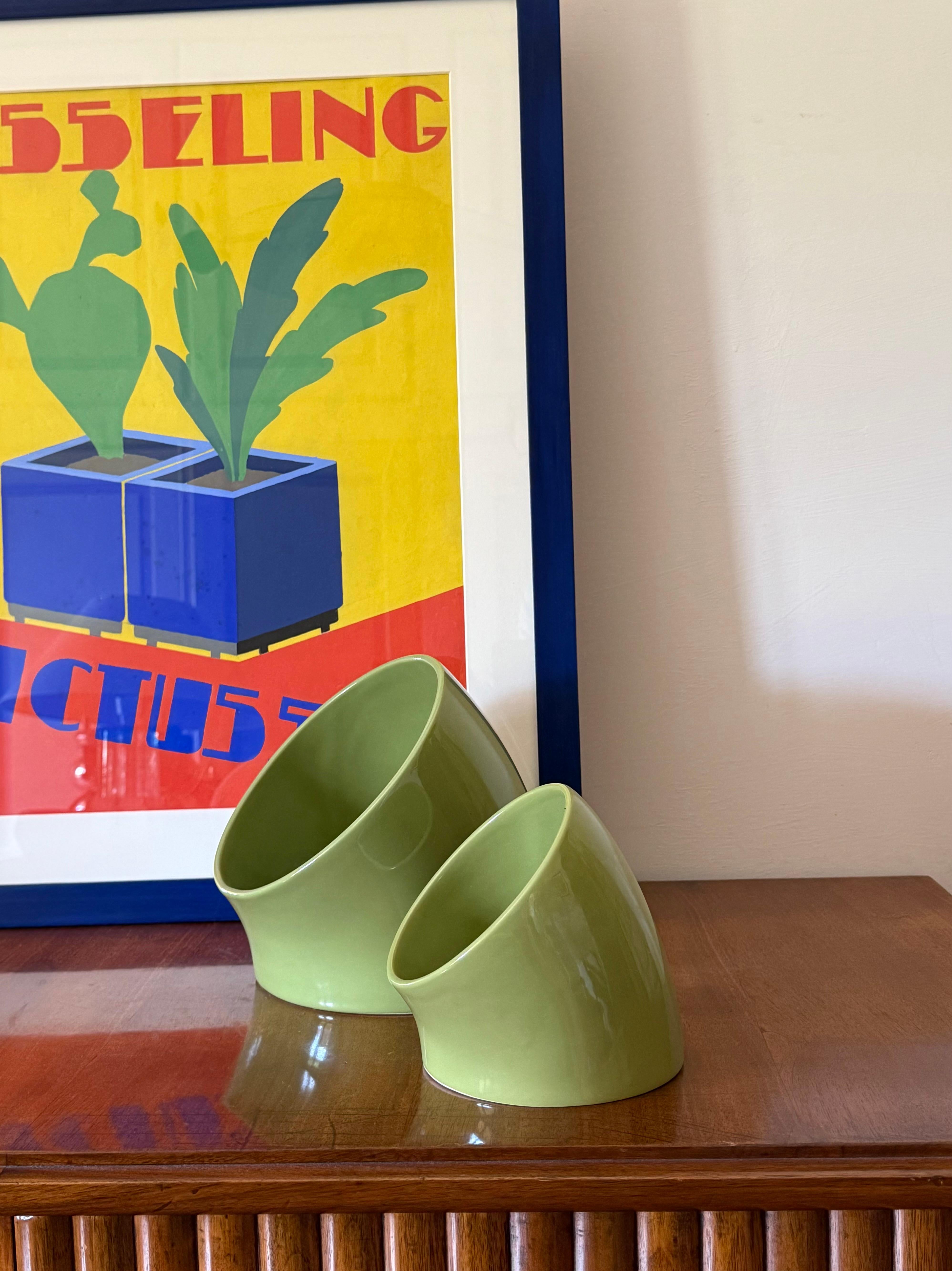Space age set of 2 gree ceramic vase / vide poche

Sicart, Italy ca. 1970

Label Sicart on the side

H 21 cm - 19,5 × 22 cm

H 15.5 cm - 13,5 × 17 cm

Conditions: excellent consistent with age and use.