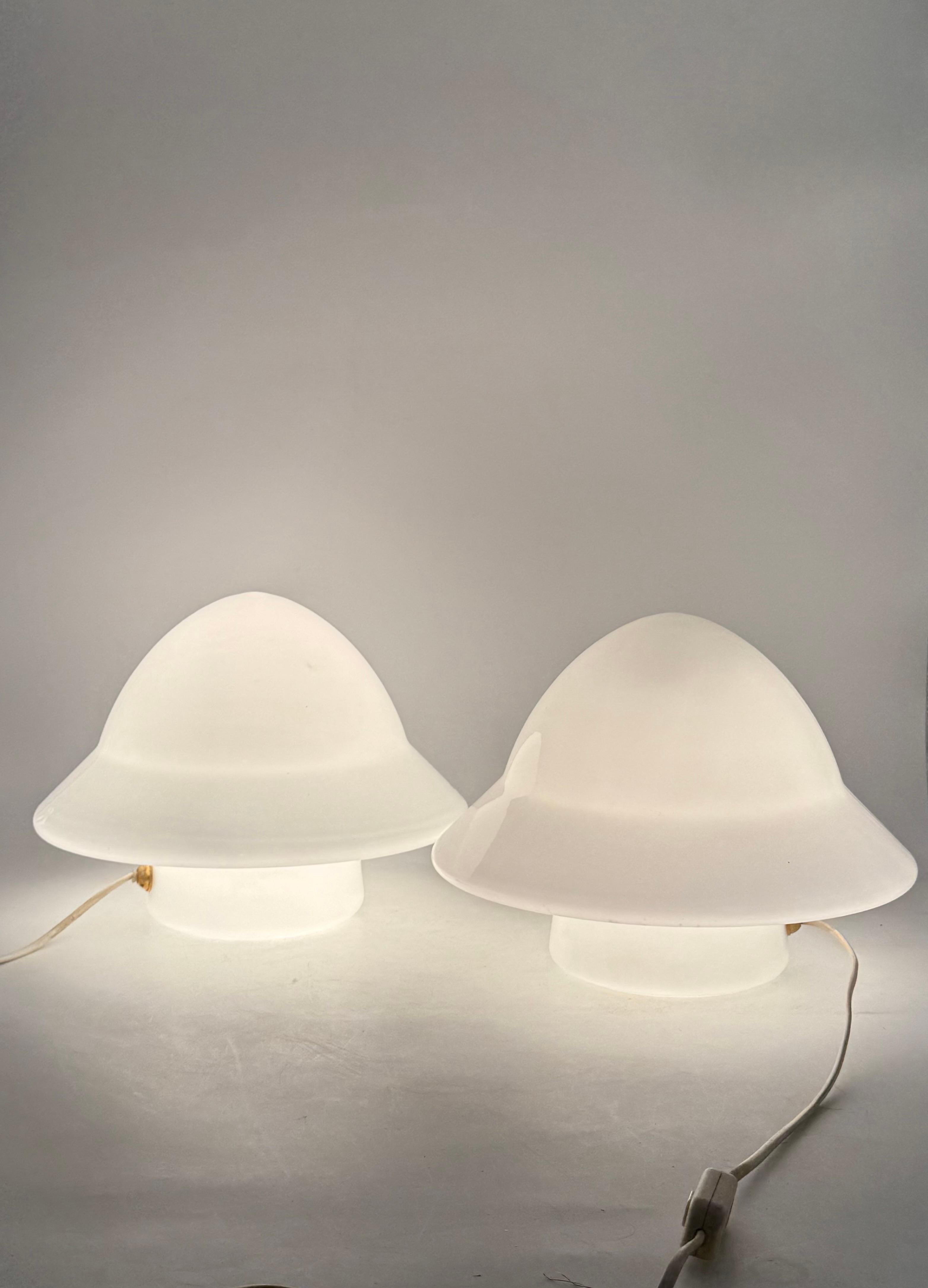 Space Age 2er Set Opalglas-Tischlampen, Italien 1970er im Zustand „Hervorragend“ im Angebot in Firenze, IT
