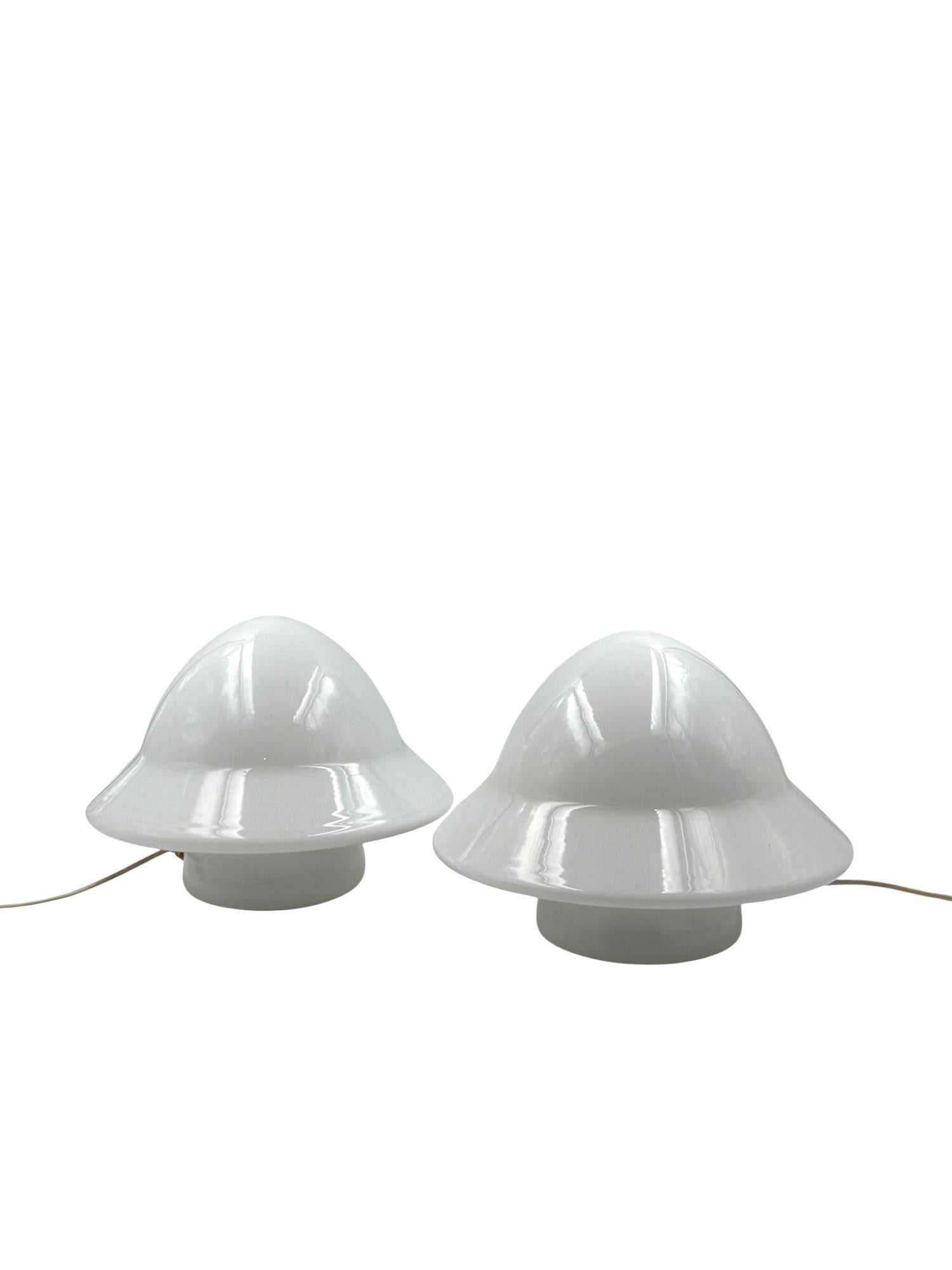 Space Age 2er Set Opalglas-Tischlampen, Italien 1970er (Milchglas) im Angebot