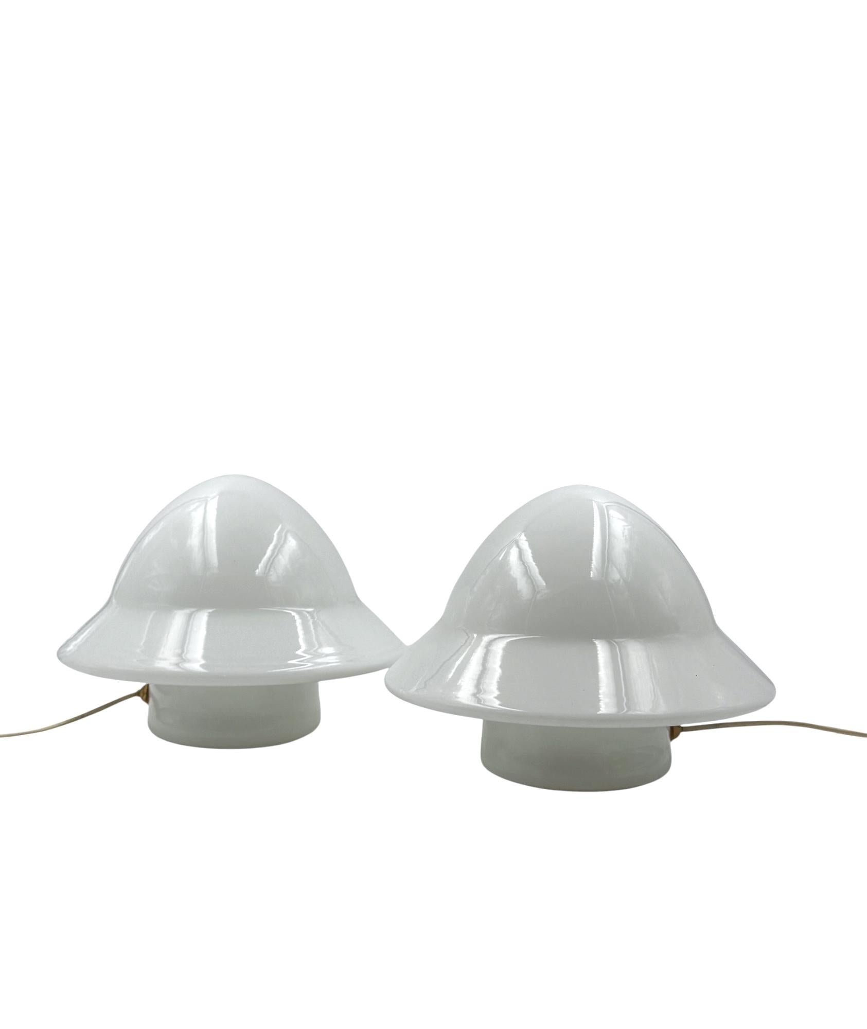 Space Age 2er Set Opalglas-Tischlampen, Italien 1970er im Angebot 1