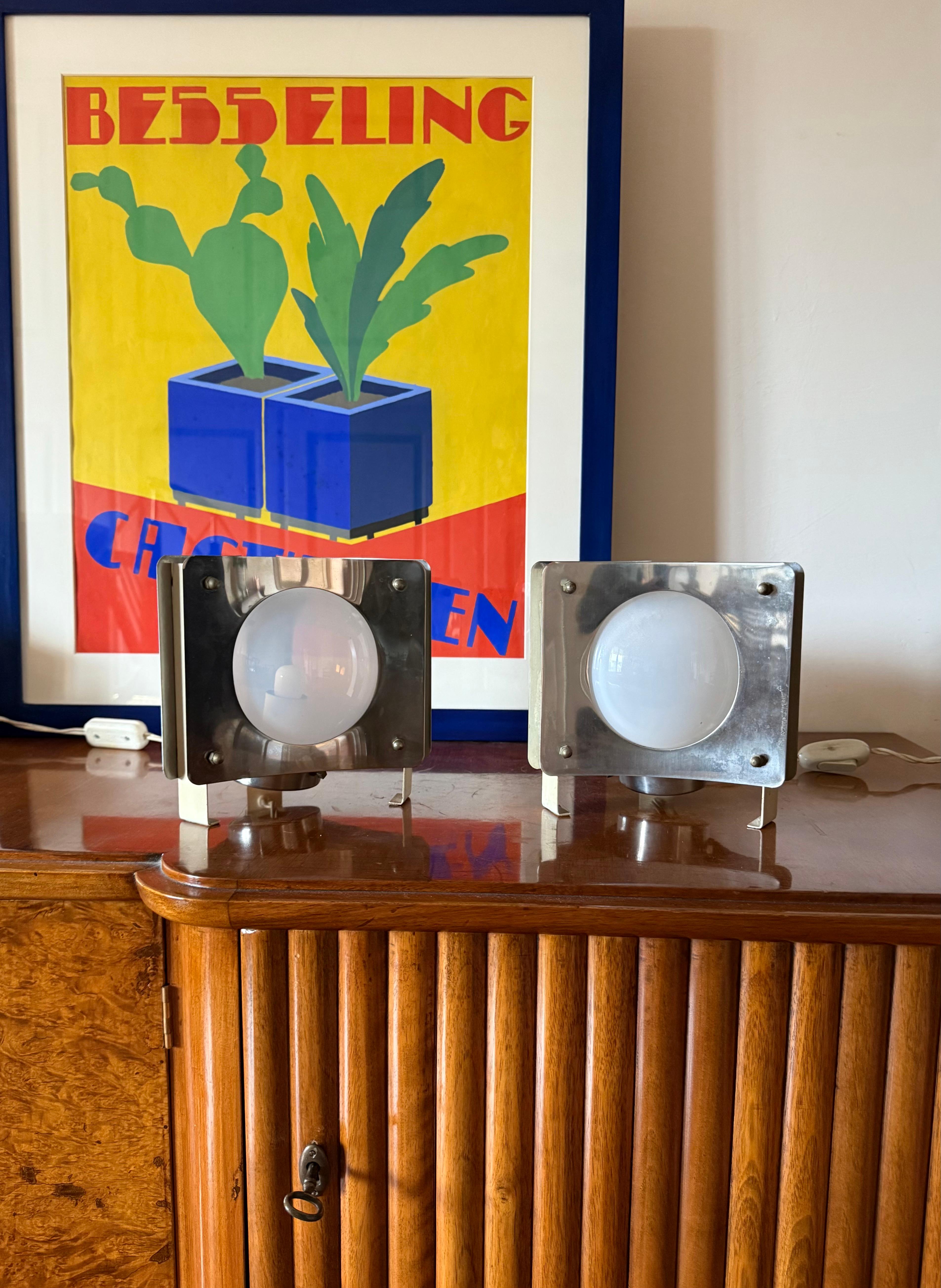 Weltraumzeitalter-Tischlampenset

Italienische Herstellung 1970er Jahre

Verchromte Aluminiumteile Glaskugel, die in Opalin übergeht. Europäischer Stecker.

18 cm H x 19 cm x 19 cm

Condit: ausgezeichnet, entsprechend dem Alter und dem Gebrauch.