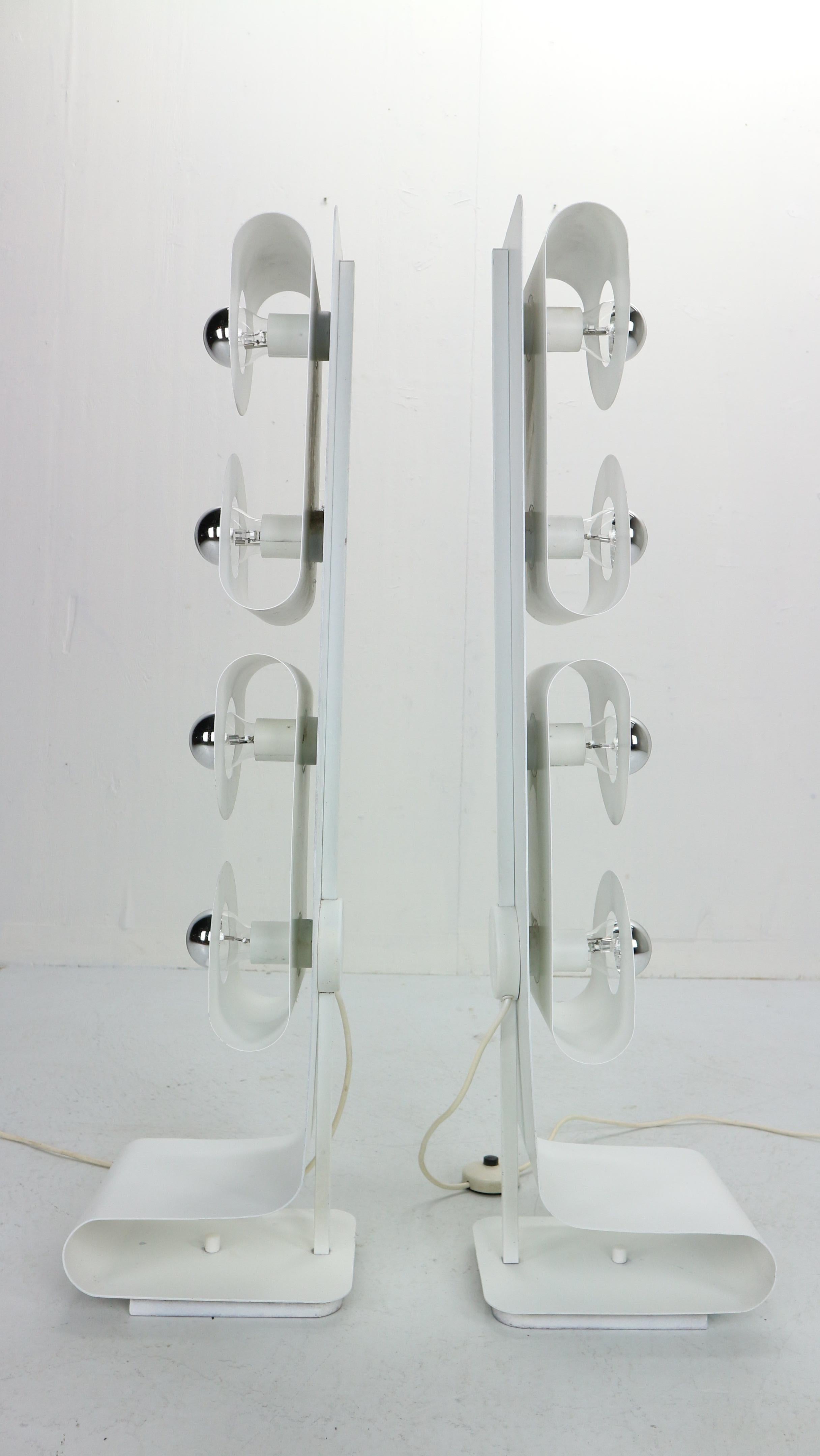 Space Age Set of 2 White Metal Floor Lamps in a Style of Reggiani, 1970s, Italy 1