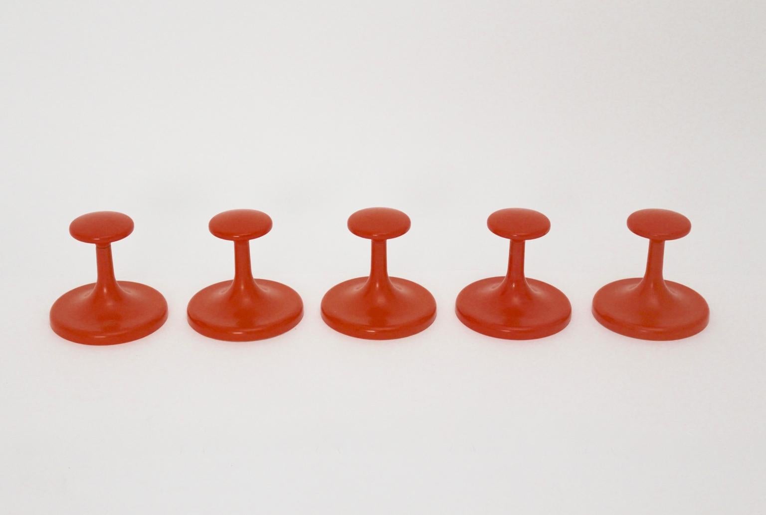 This set of 5 Space Age orange plastic vintage coat hooks / wall hooks / hat hooks were made of plastic with a metal core circa 1970. Easy to fix!
These 5 coat hooks provide happiness through the color and are very functional.
The vintage