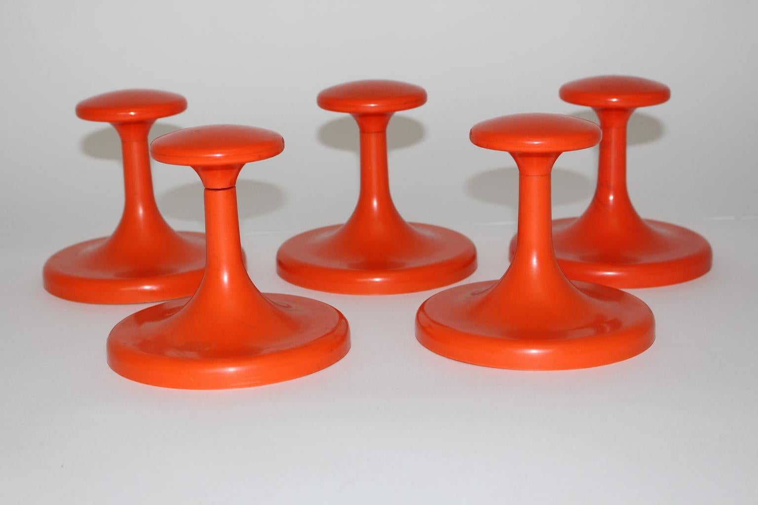 Space Age Set of five Orange Vintage Plastic Coat Hooks/Wall Hooks, circa 1970 In Good Condition In Vienna, AT