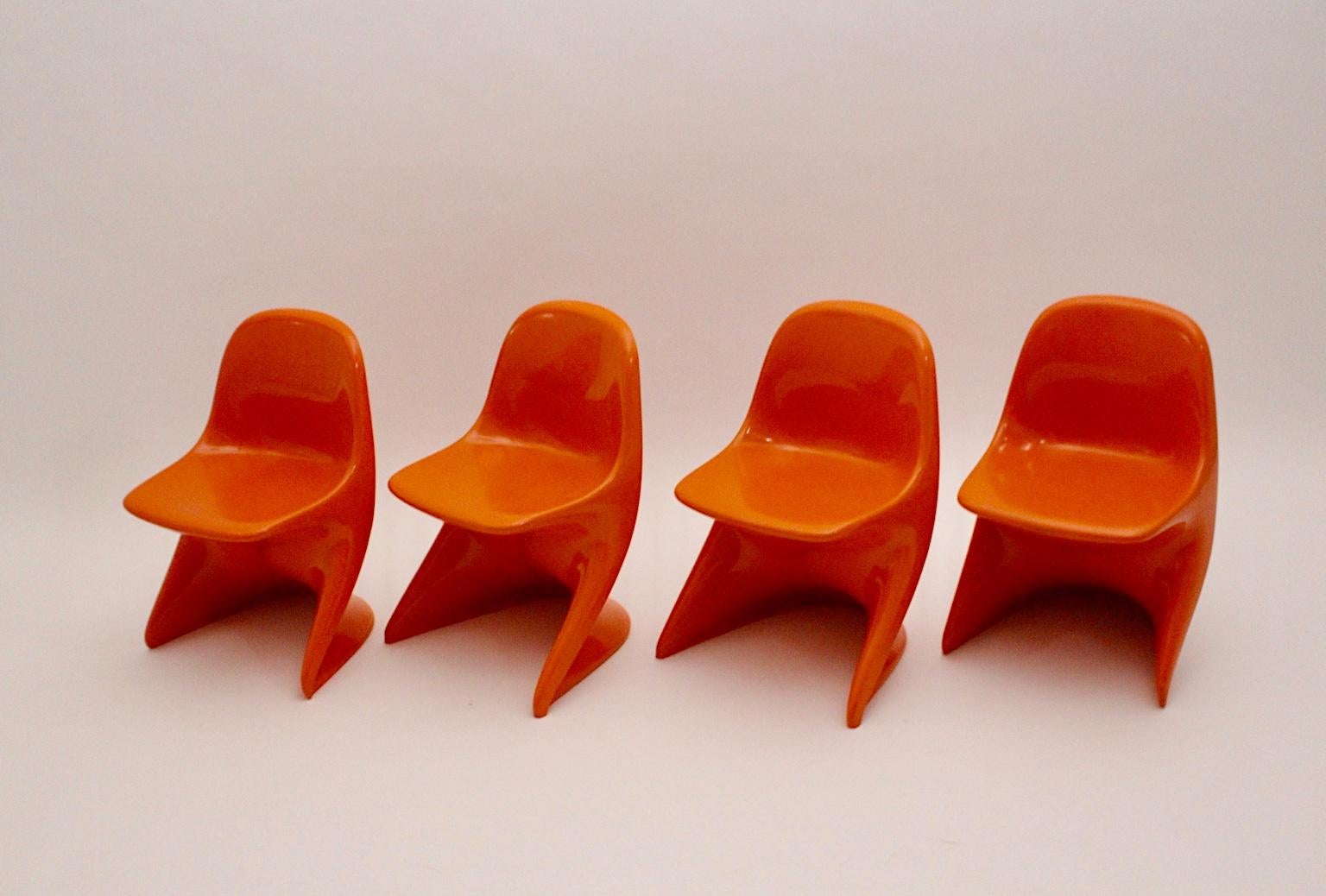 Space Age Kunststoff Vier orangefarbene Stapelstühle für Kinder 1970er Casalino im Angebot 6